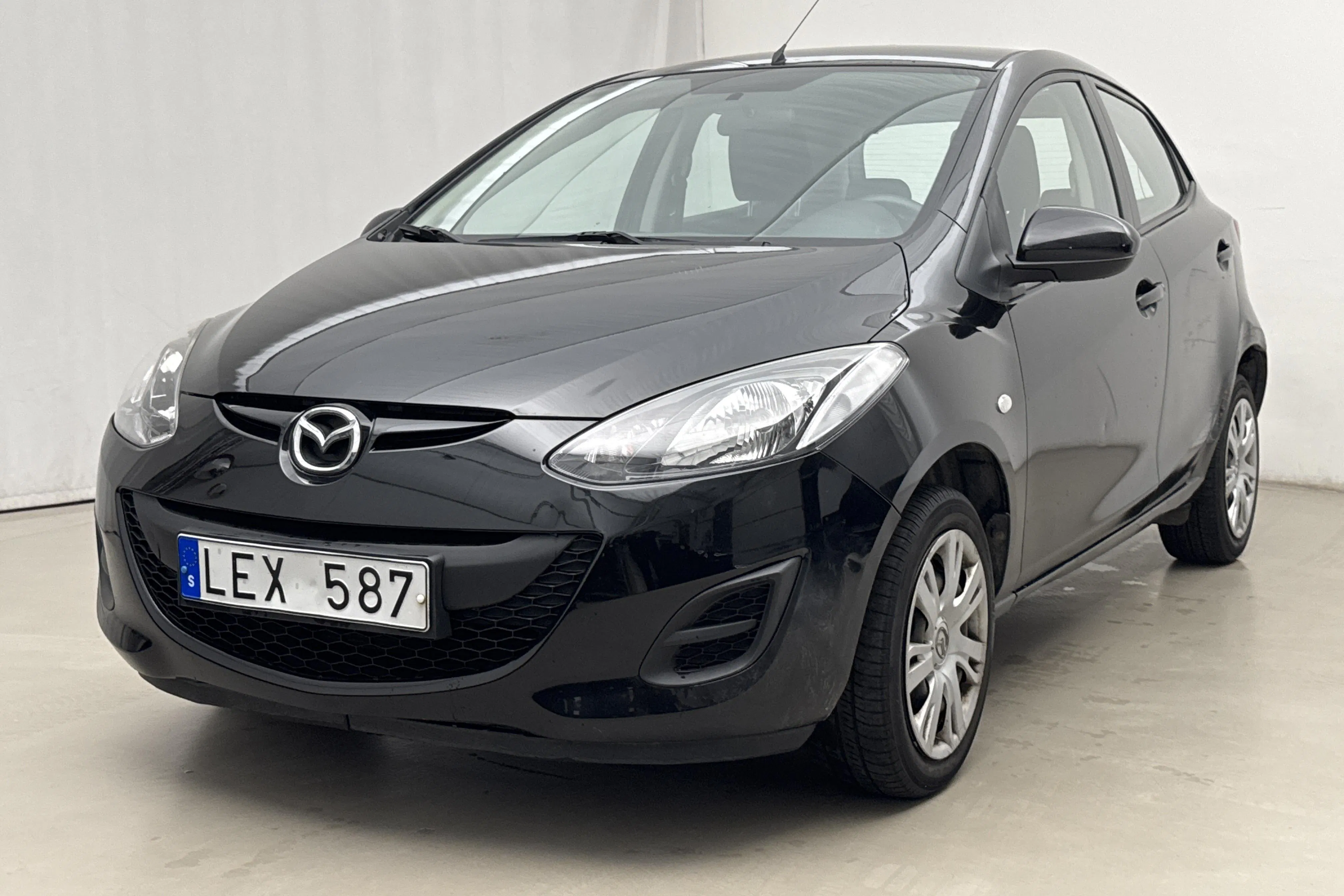 Presentationsfoto 1 av 15: Mazda 2 1.3 5dr (84hk) - 9 829 mil - Manuell - svart - 2011