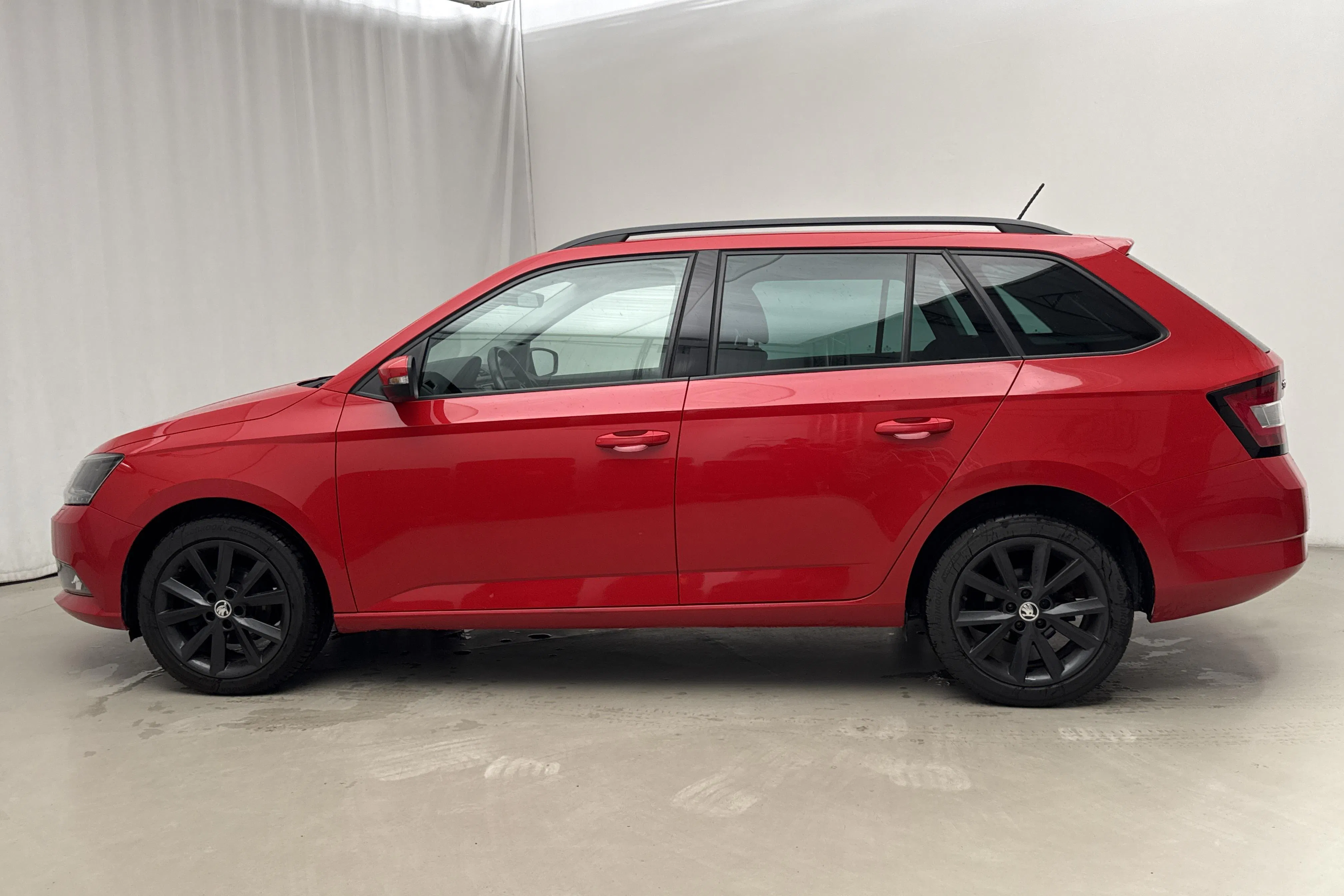 Presentationsfoto 2 av 16: Skoda Fabia 1.2 TSI Kombi (90hk) - 9 540 mil - Manuell - röd - 2016