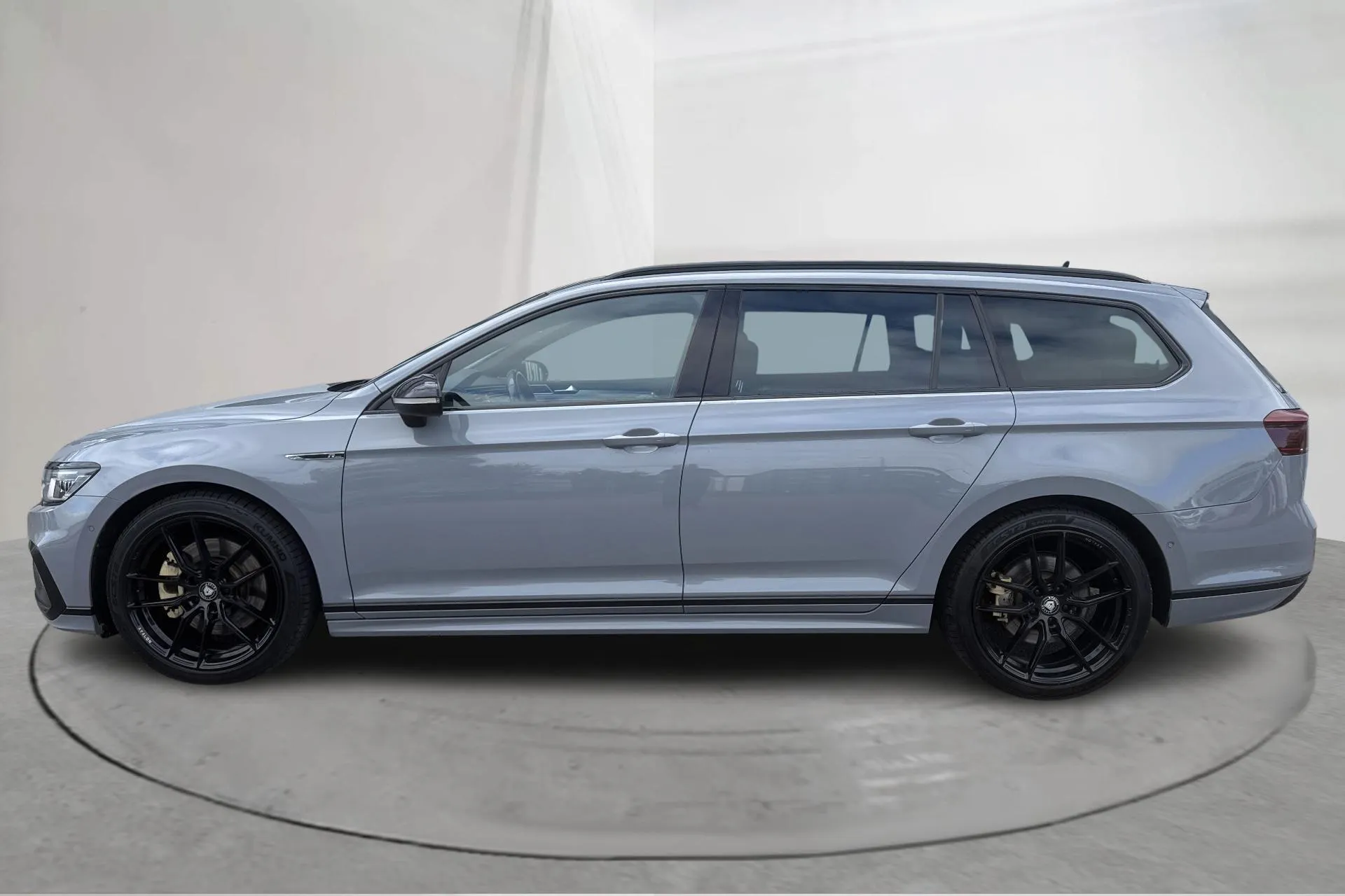 Presentationsfoto 2 av 23: VW Passat 2.0 TDI BiTurbo Sportscombi 4MOTION (240hk) - 13 745 mil - Automat - grå - 2020