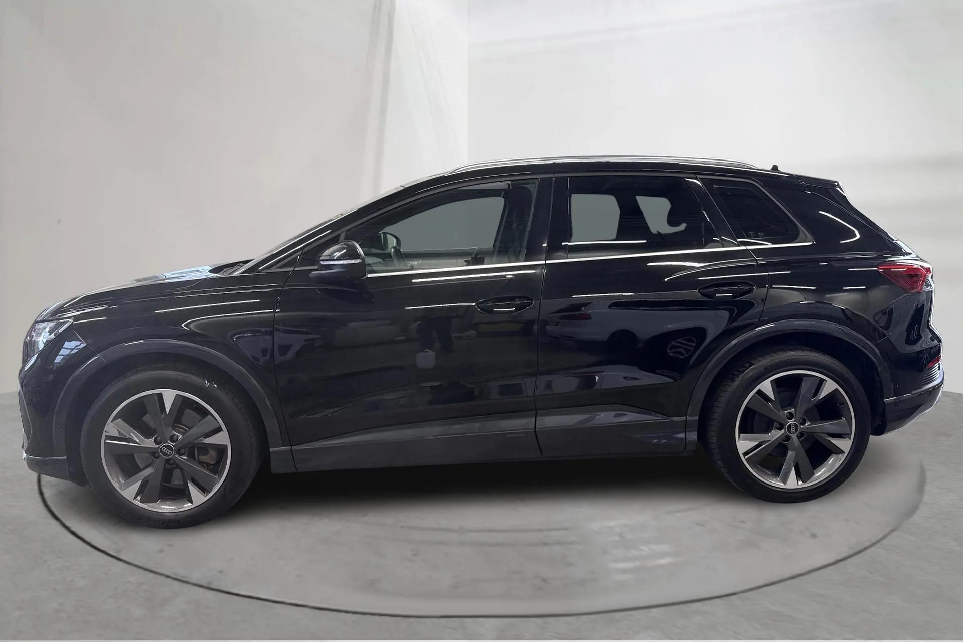 Presentationsfoto 2 av 18: Audi Q4 45 e-tron quattro 82kWh (286hk) - 6 127 mil - Automat - svart - 2025
