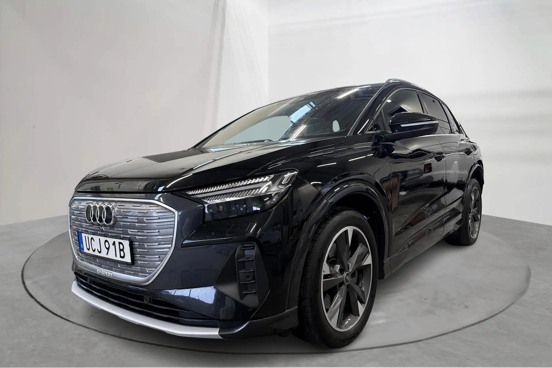 Presentationsfoto 1 av 18: Audi Q4 45 e-tron quattro 82kWh (286hk) - 6 127 mil - Automat - svart - 2025