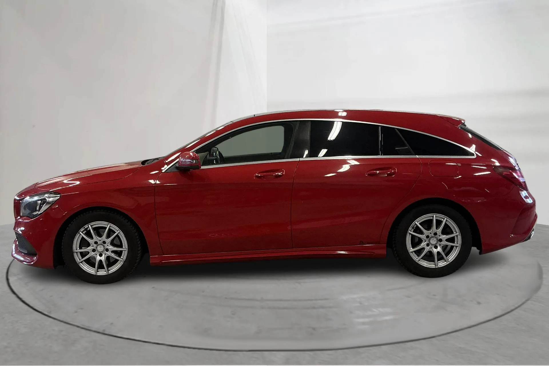 Presentation photo 2 of 16: Mercedes CLA 200 d Shooting Brake X117 (136hk) - 109 400 km - Automatic - red - 2017