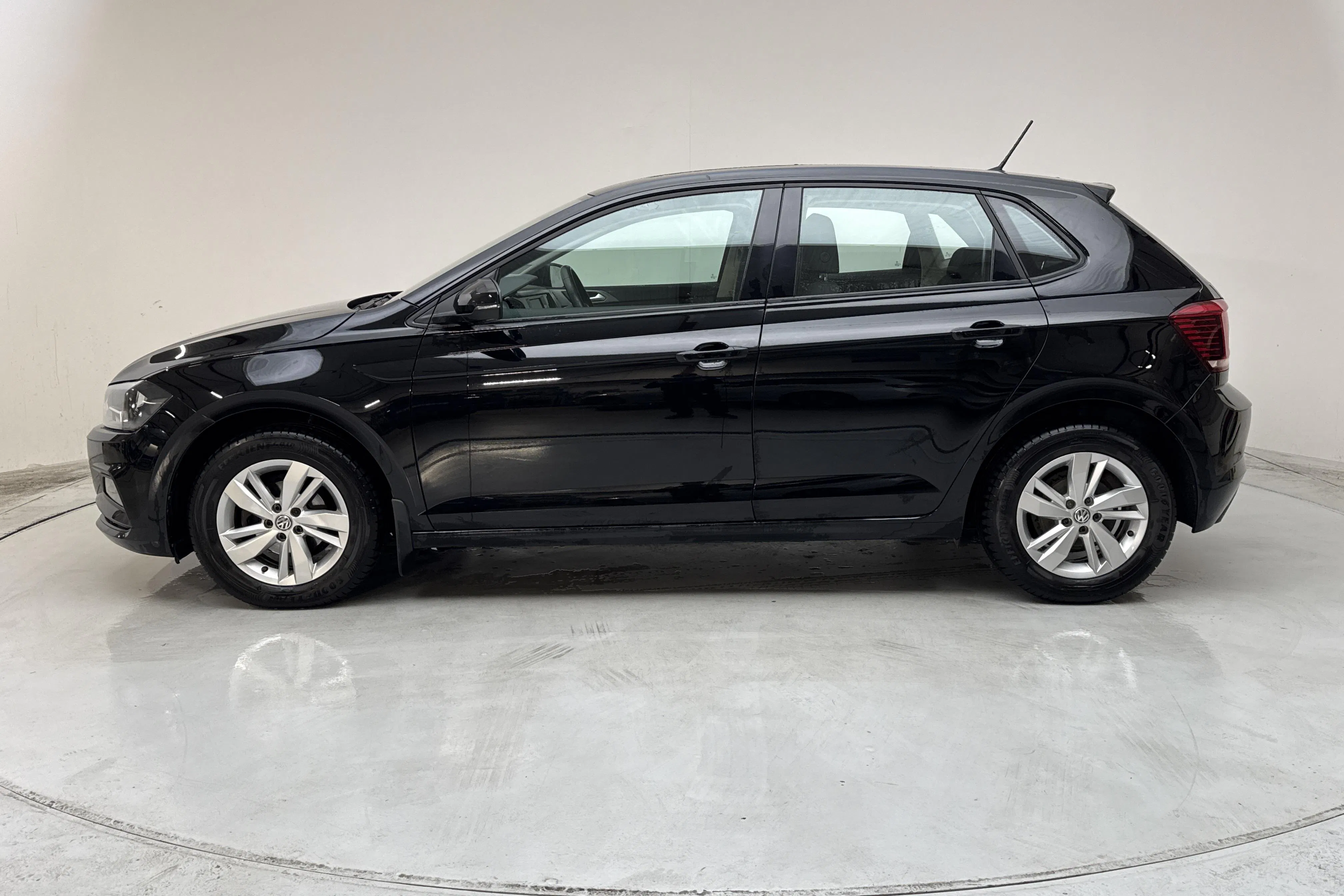Presentation photo 2 of 12: VW Polo 1.0 TSI 5dr (95hk) - 71 210 km - Automatic - black - 2019