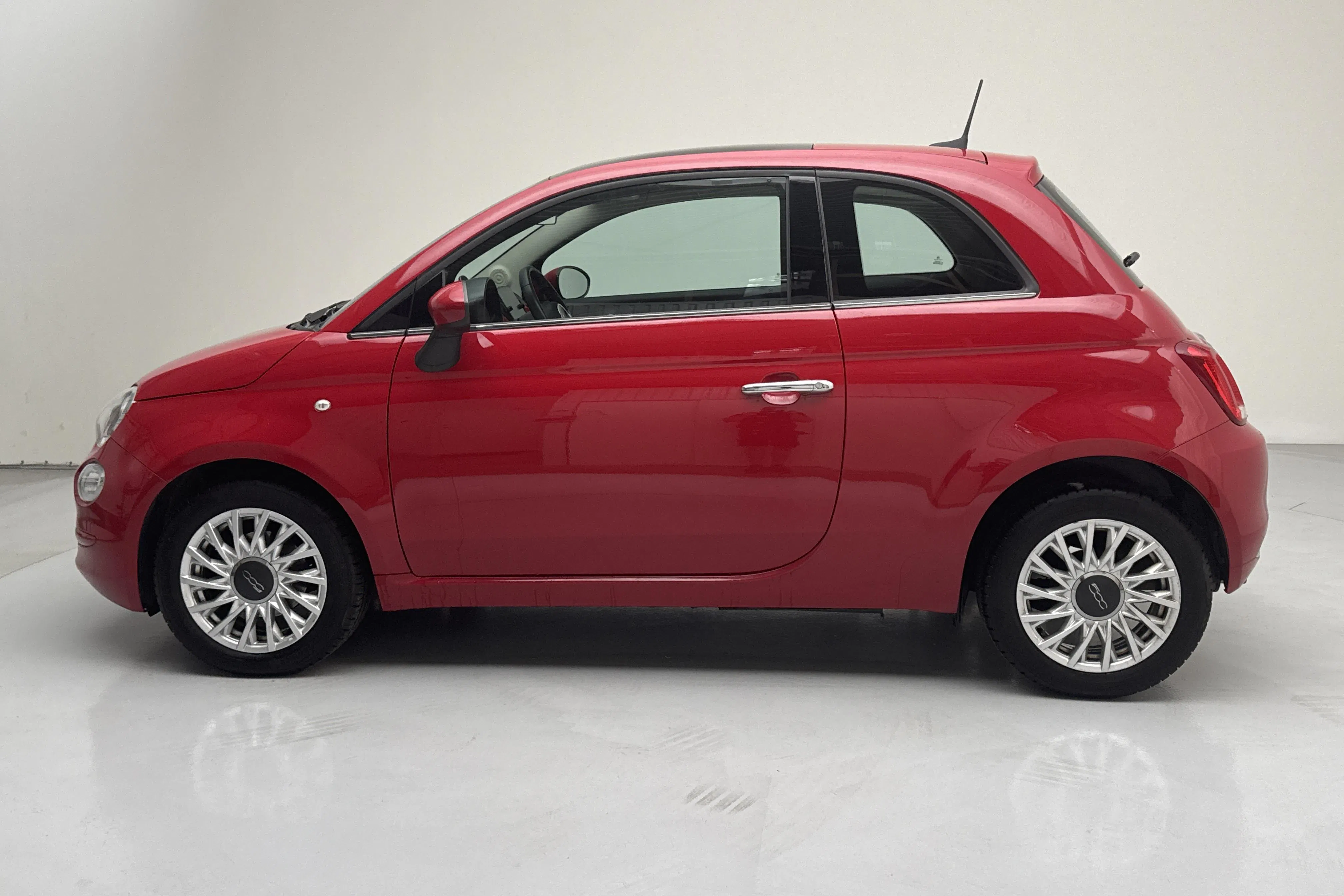 Presentation photo 2 of 11: Fiat 500 1.2 (69hk) - 76 930 km - Manual - red - 2019