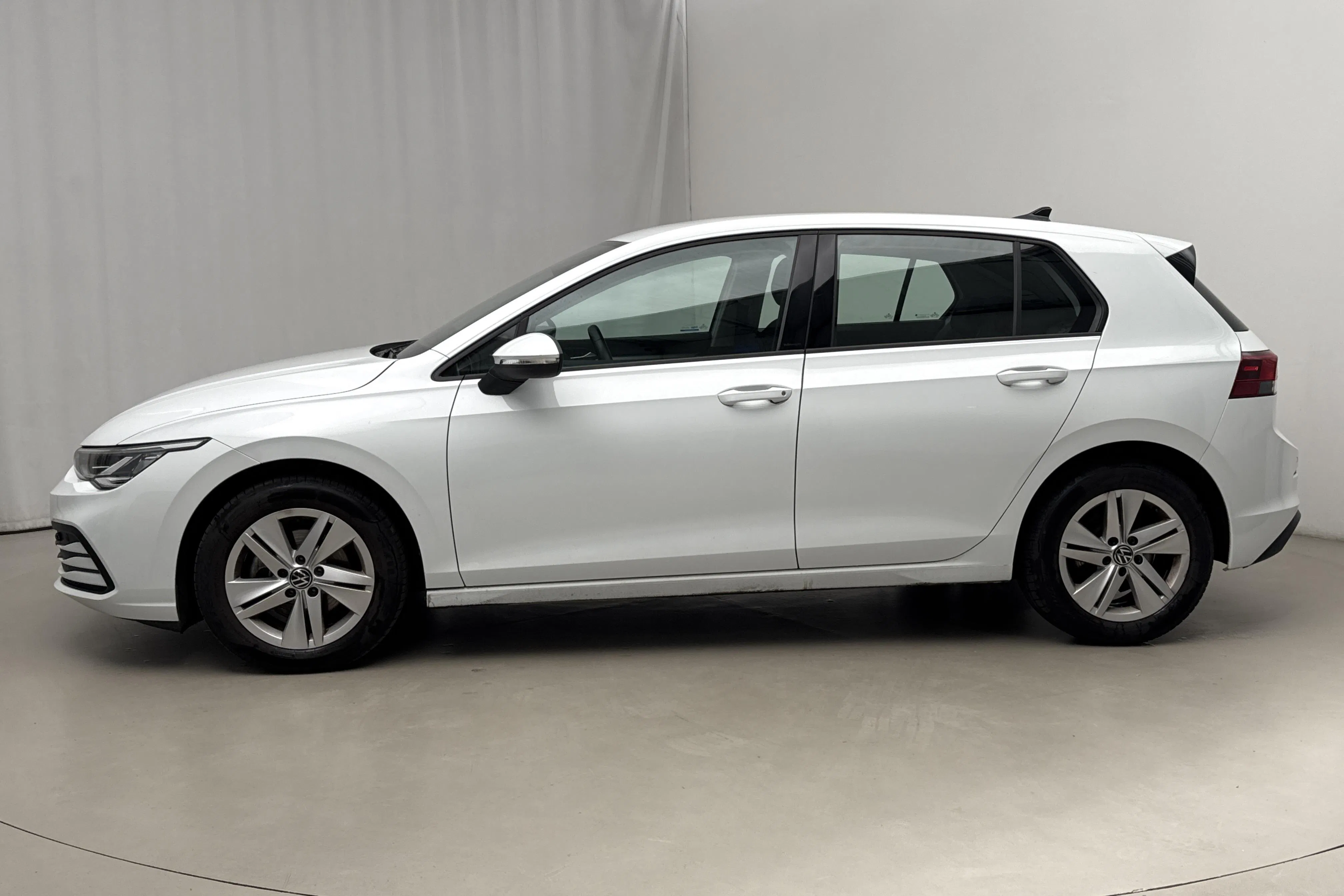 Presentationsfoto 2 av 17: VW Golf VIII TGI 5dr (130hk) - 1 884 mil - Automat - vit - 2022