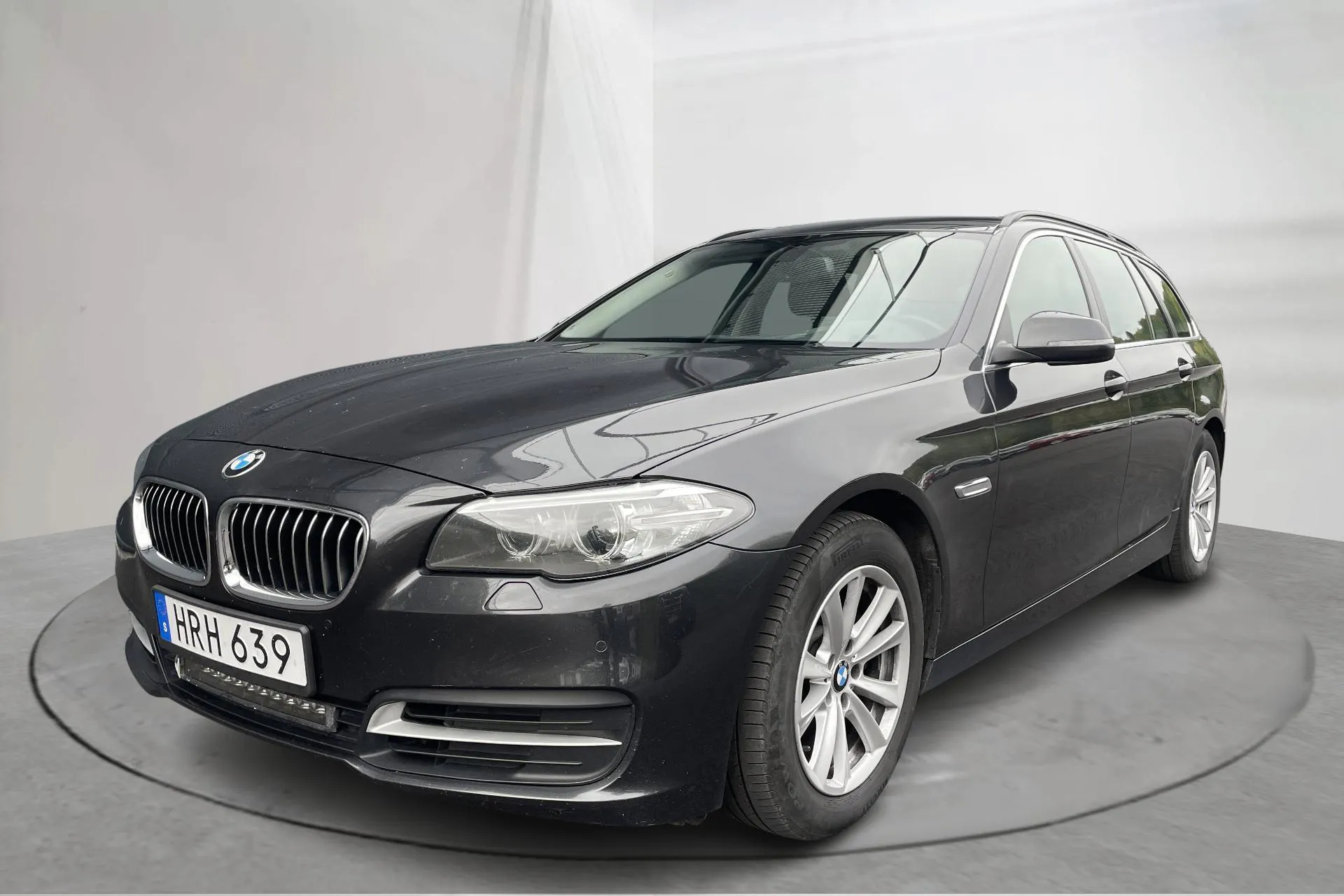 Presentationsfoto 1 av 14: BMW 520d xDrive Touring, F11 (190hk) - 18 715 mil - Automat - grå - 2015