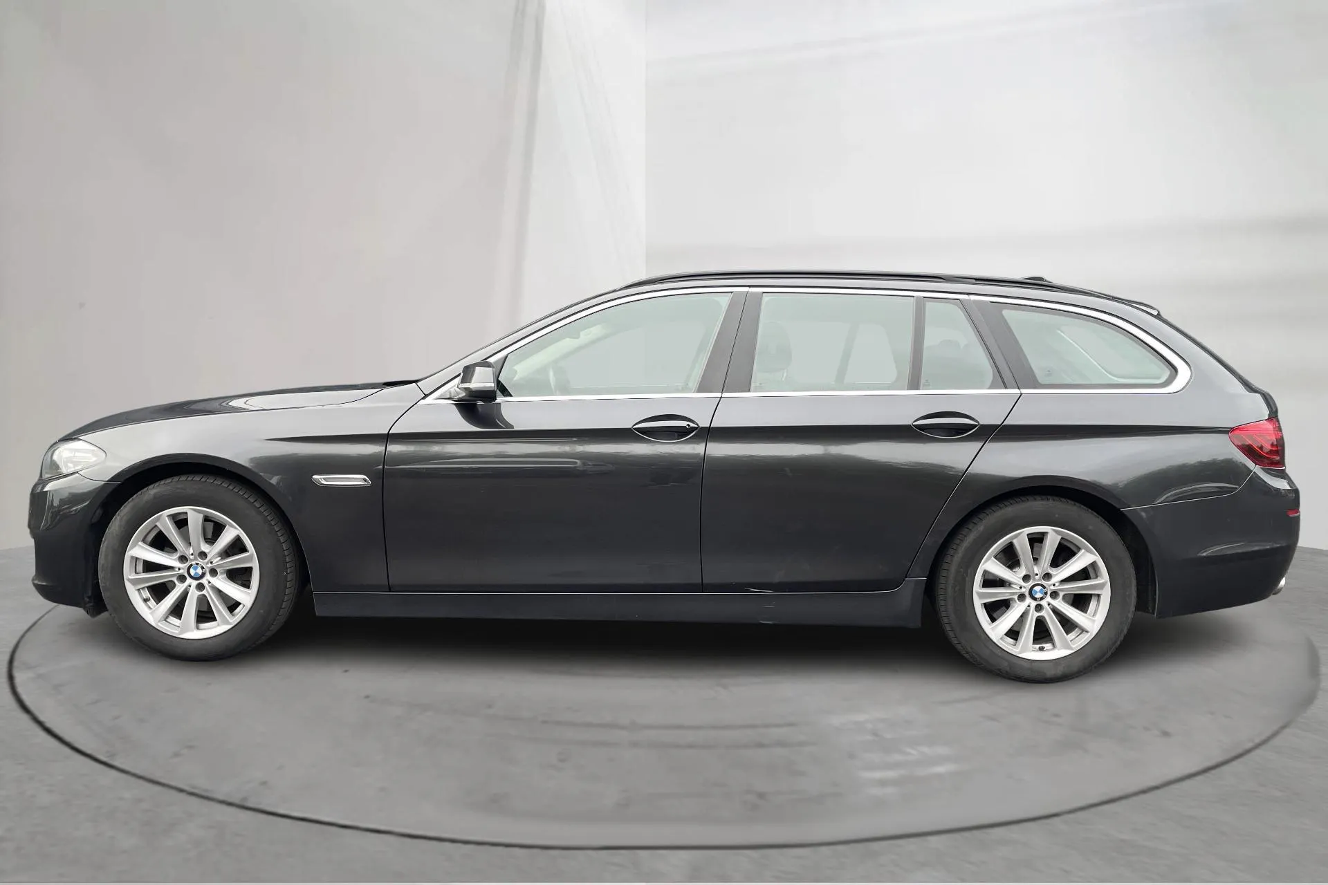 Presentationsfoto 2 av 14: BMW 520d xDrive Touring, F11 (190hk) - 18 715 mil - Automat - grå - 2015