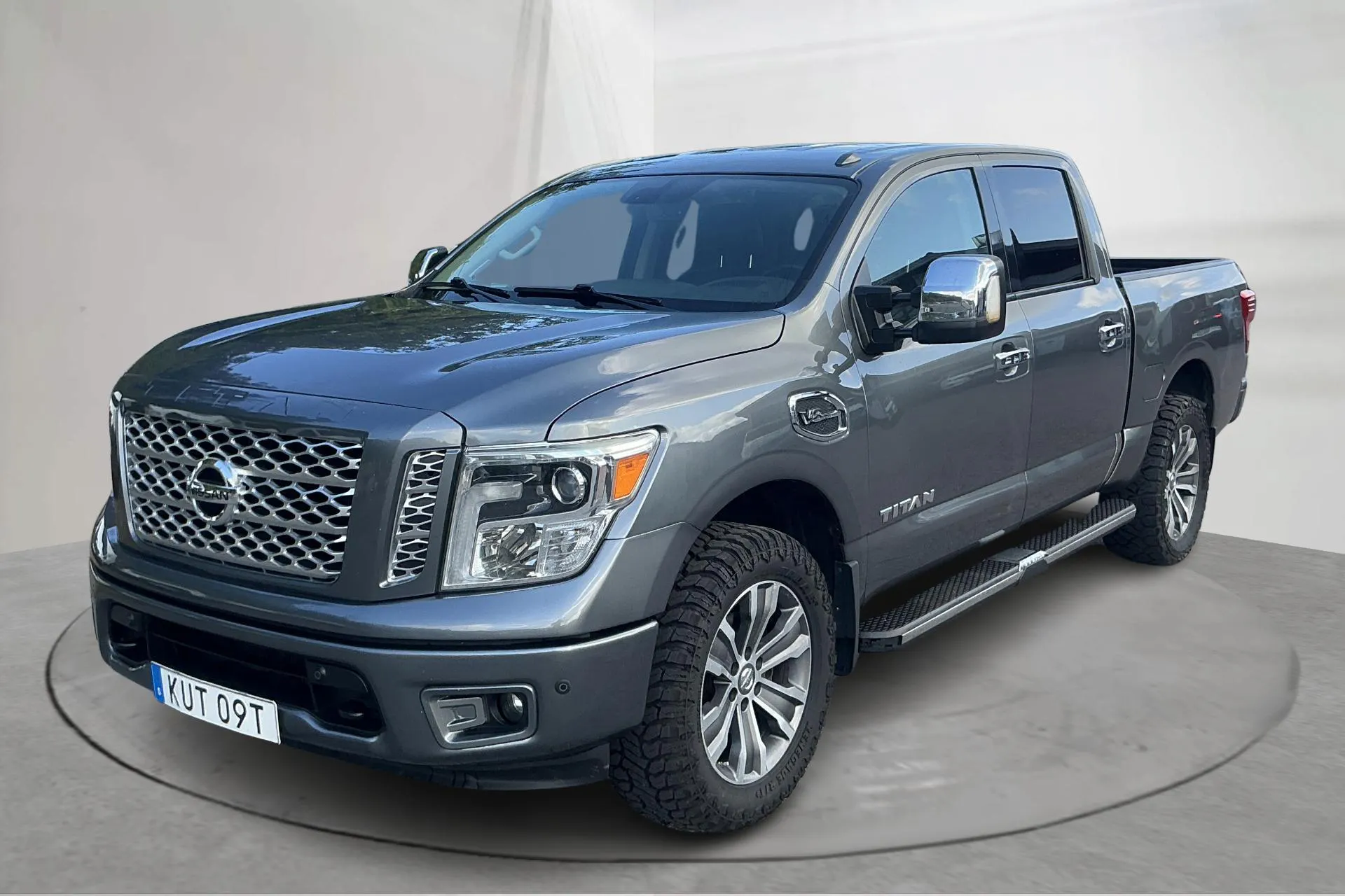 Presentation photo 1 of 14: Nissan Titan Crew Cab 5.5 V8 4WD (395hk) - 144 340 km - Automatic - gray - 2017