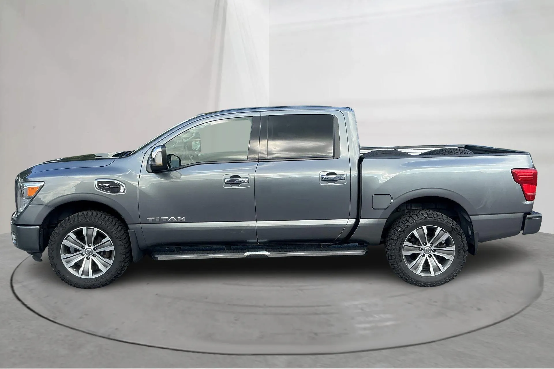 Presentation photo 2 of 14: Nissan Titan Crew Cab 5.5 V8 4WD (395hk) - 144 340 km - Automatic - gray - 2017