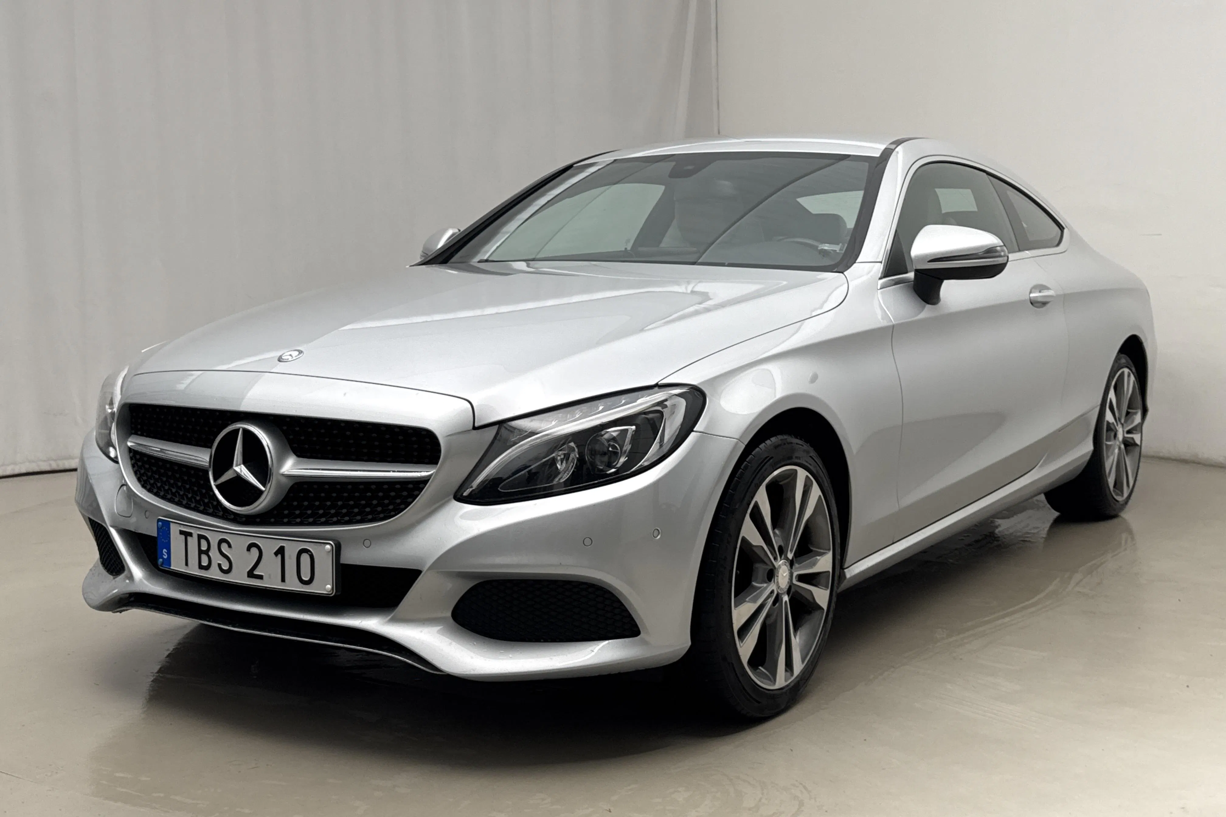Presentation photo 1 of 16: Mercedes C 250 Coupé C205 (211hk) - 106 220 km - Automatic - silver - 2016