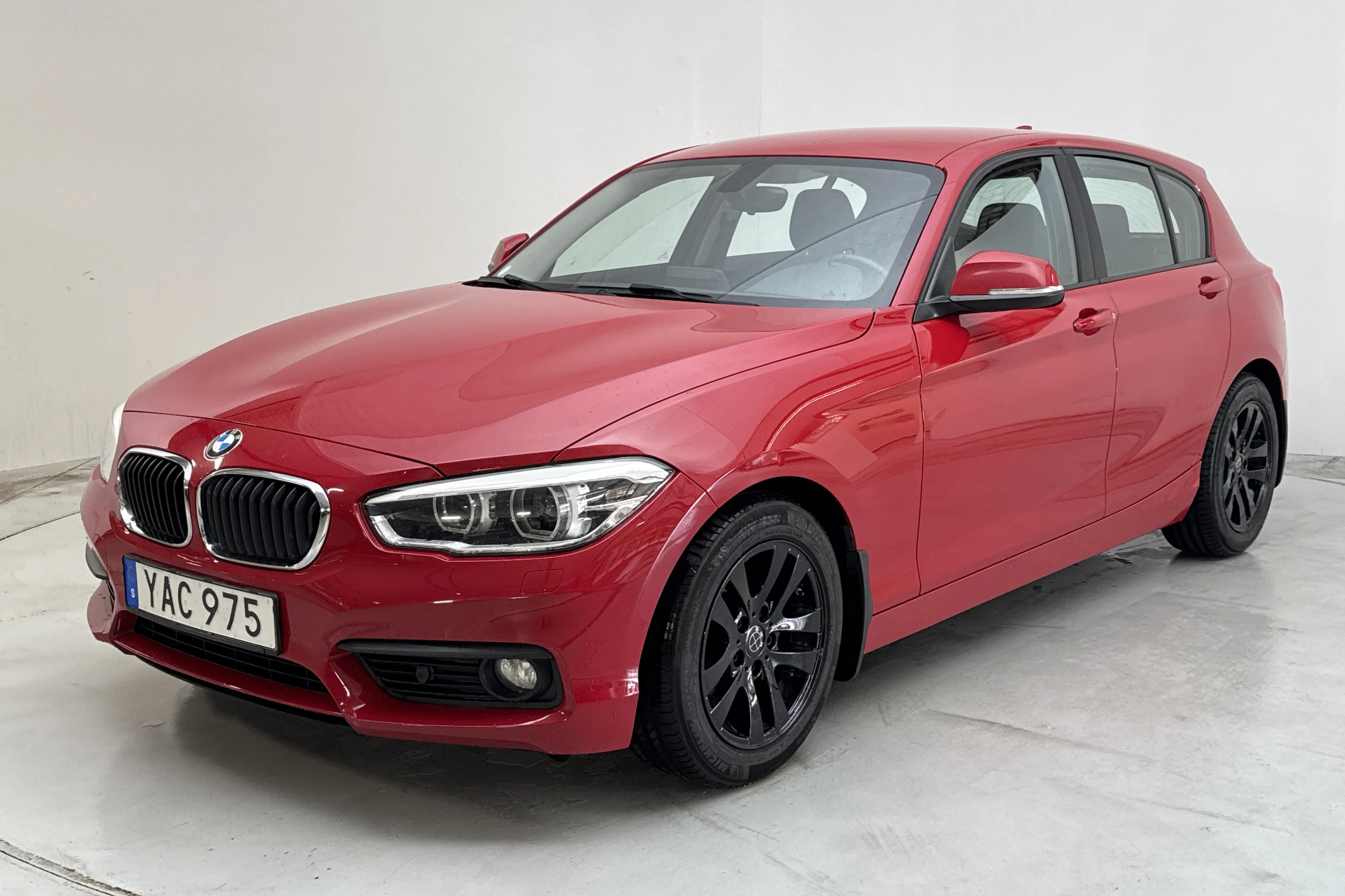 Presentation photo 1 of 12: BMW 116d EfficientDynamics 5dr, F20 (116hk) - 94 730 km - Manual - red - 2016