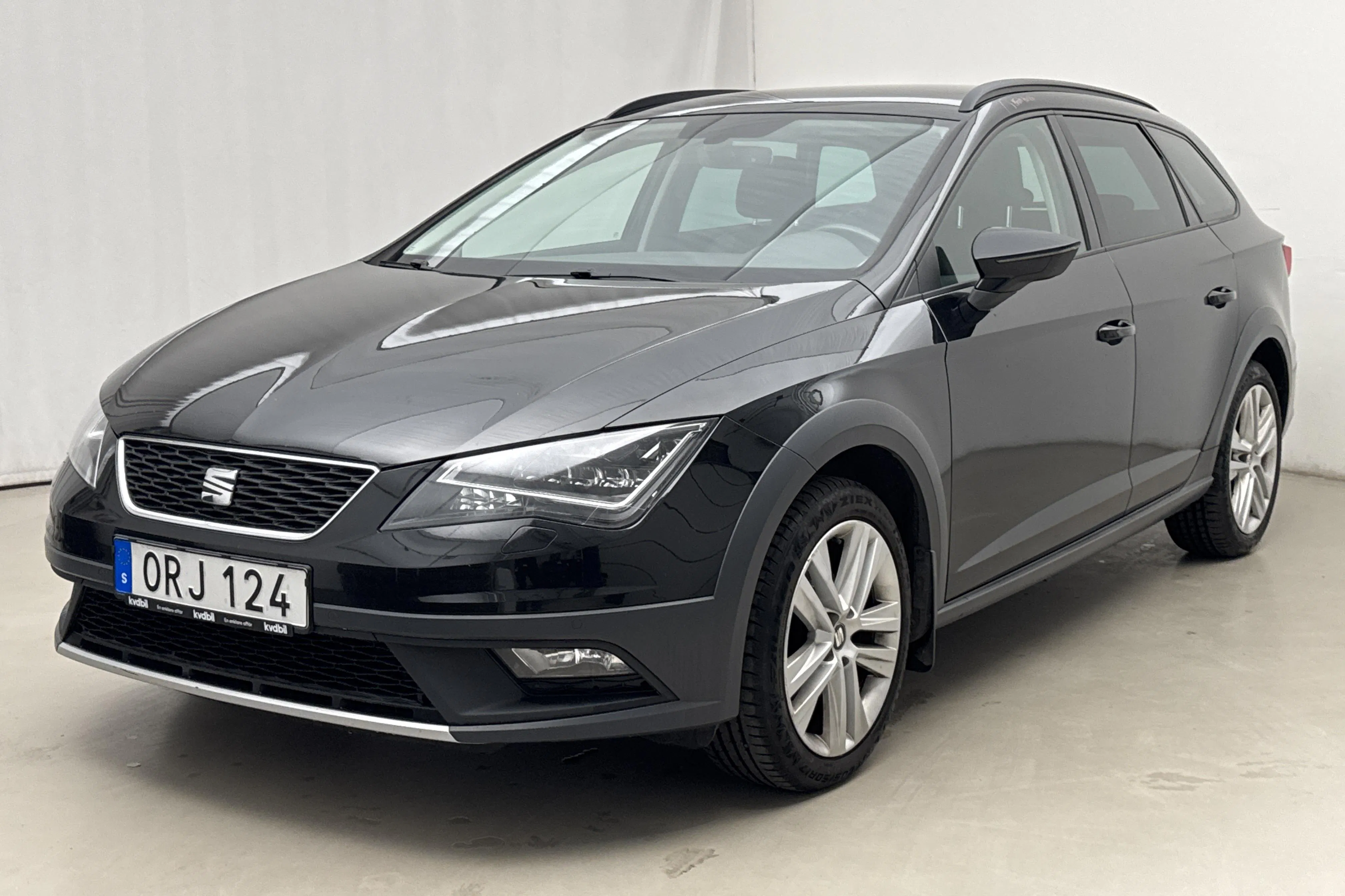 Presentationsfoto 1 av 18: Seat Leon 1.4 TSI ST X-Perience (125hk) - 11 366 mil - Manuell - svart - 2016