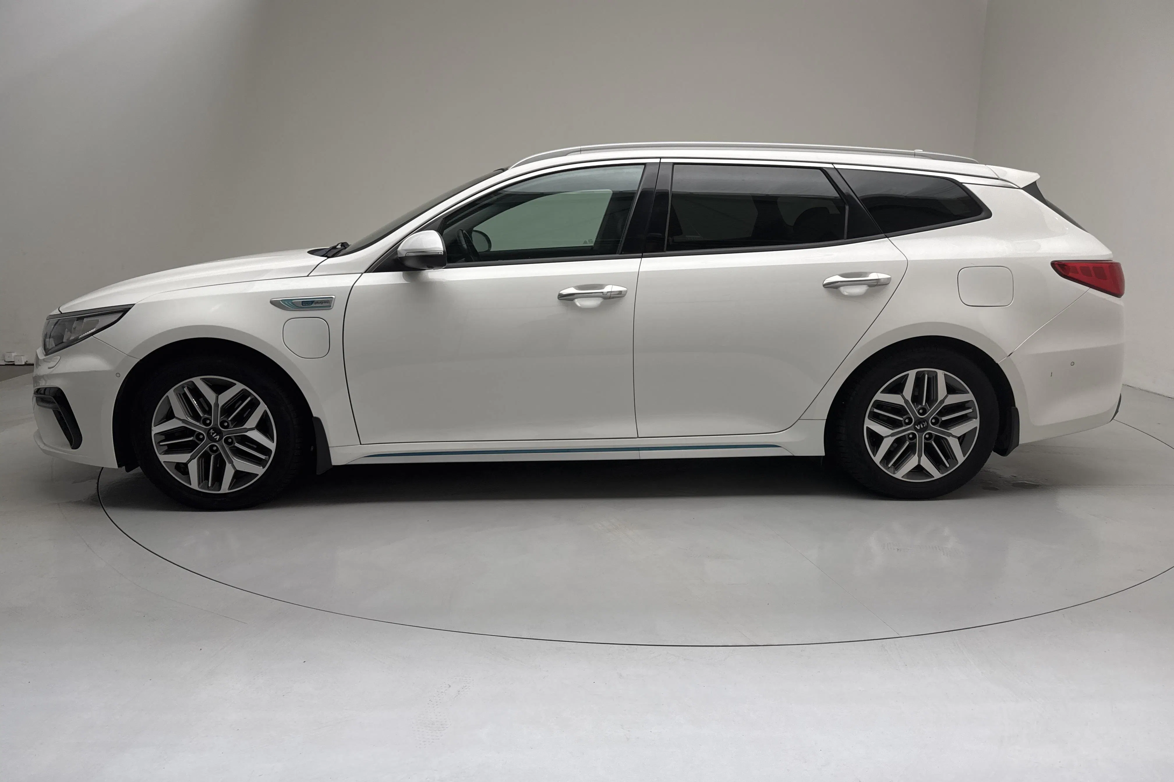 Presentation photo 2 of 19: KIA Optima 2.0 GDi Plug-in Hybrid SW (205hk) - 126 670 km - Automatic - white - 2019