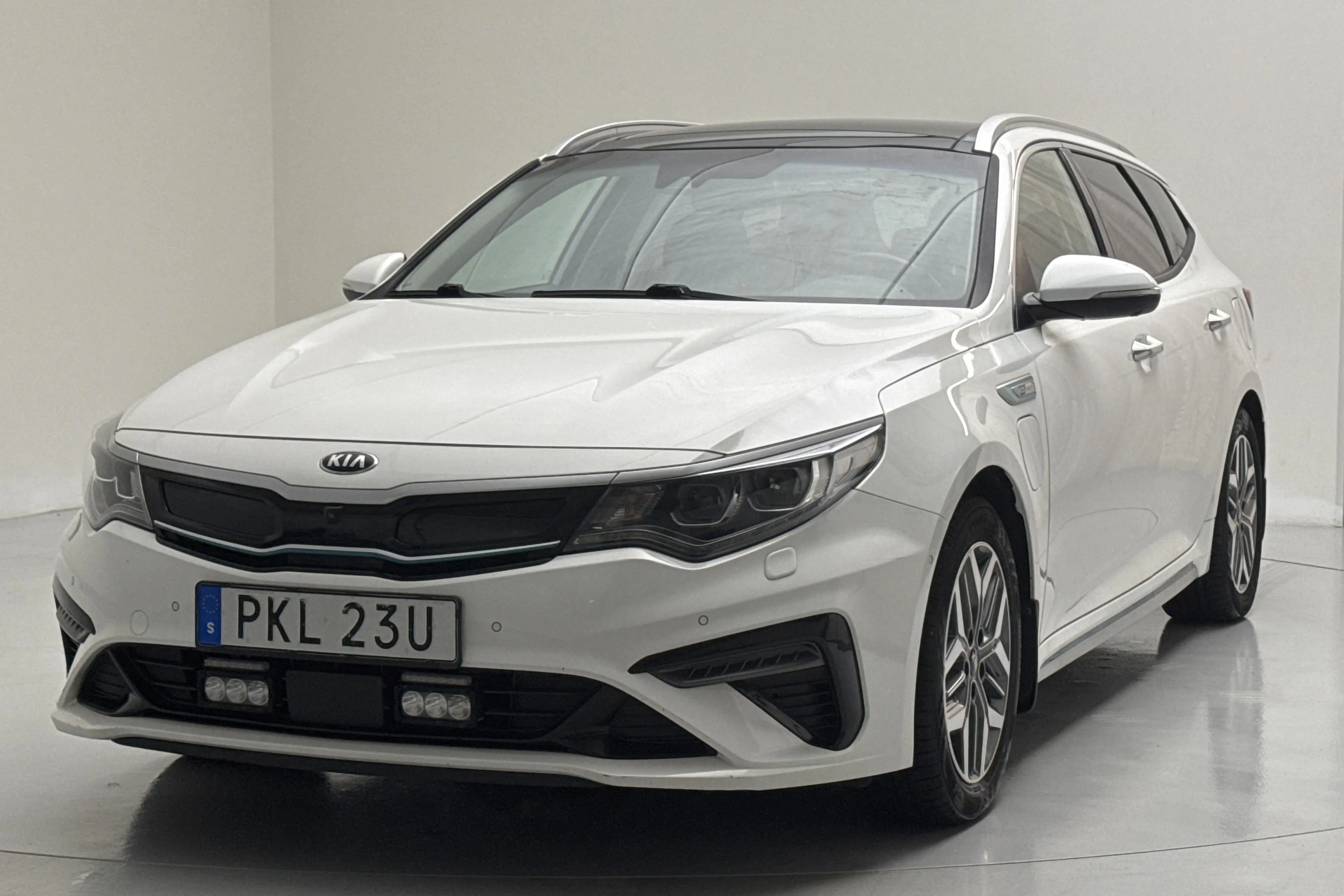 Presentation photo 1 of 19: KIA Optima 2.0 GDi Plug-in Hybrid SW (205hk) - 126 670 km - Automatic - white - 2019
