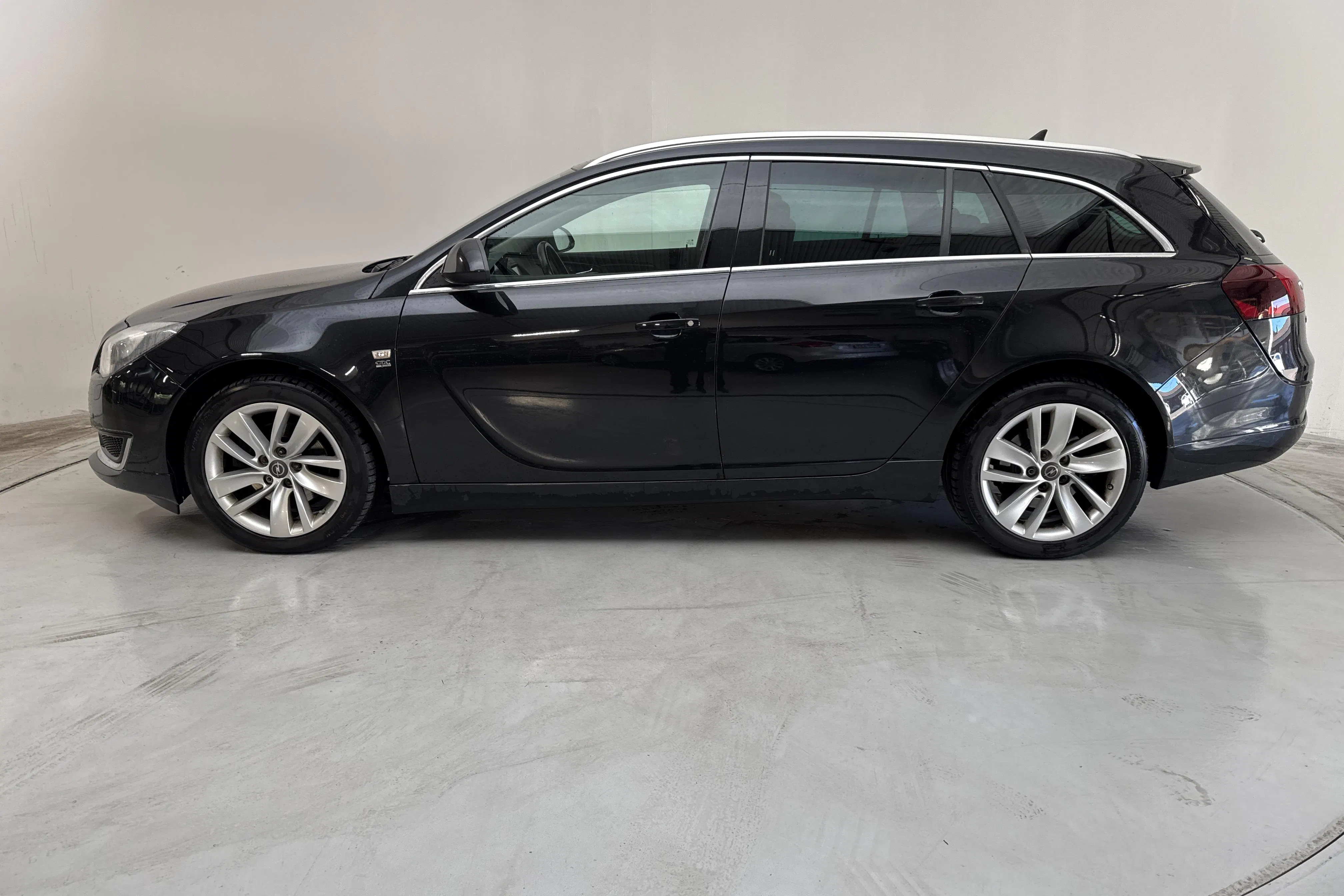 Presentationsfoto 2 av 14: Opel Insignia 2.0 CDTI ECOTEC 4x4 Sports Tourer (170hk) - 11 561 mil - Automat - svart - 2016