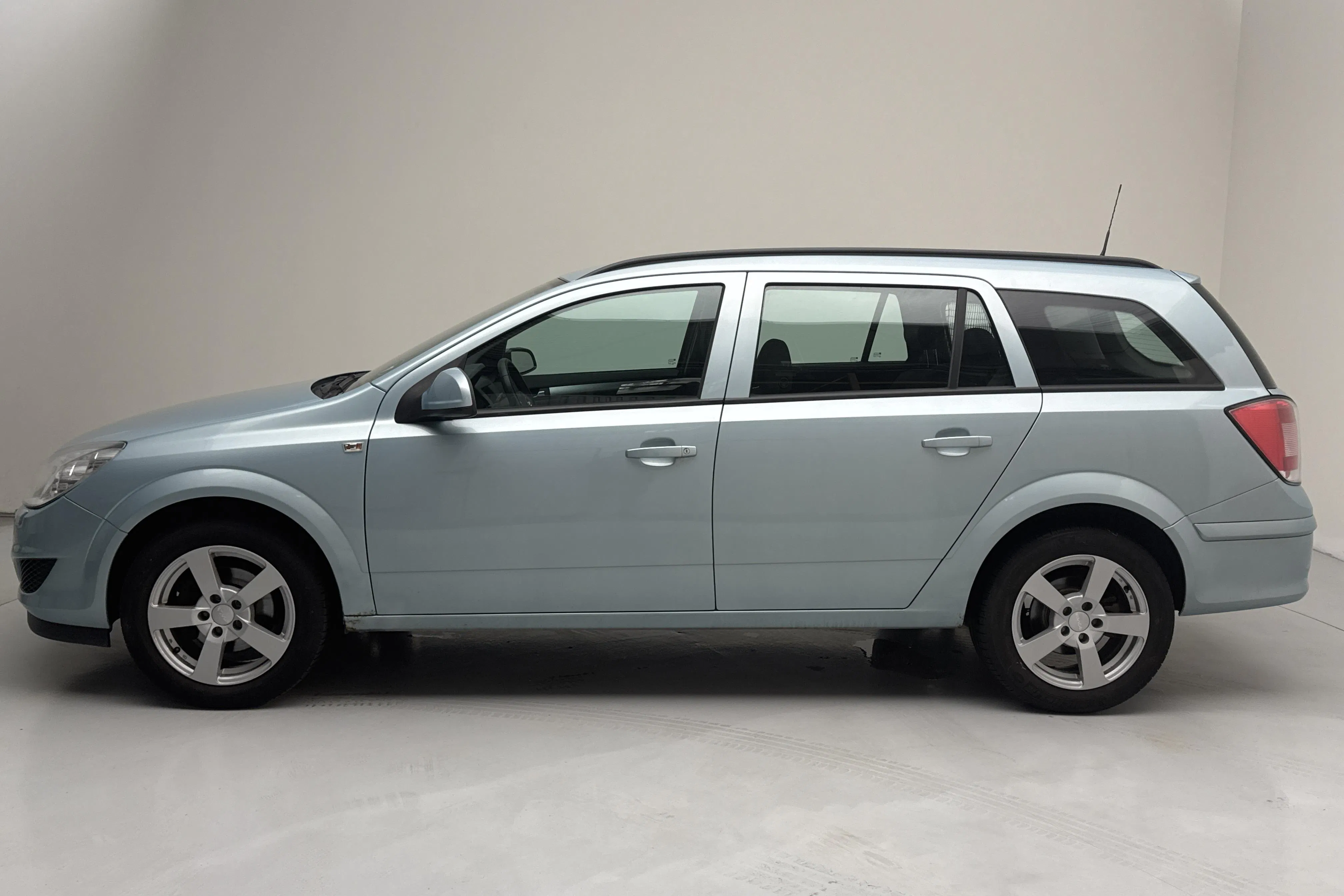 Presentation photo 2 of 12: Opel Astra 1.6 Kombi (115hk) - 147 310 km - Manual - blue - 2010