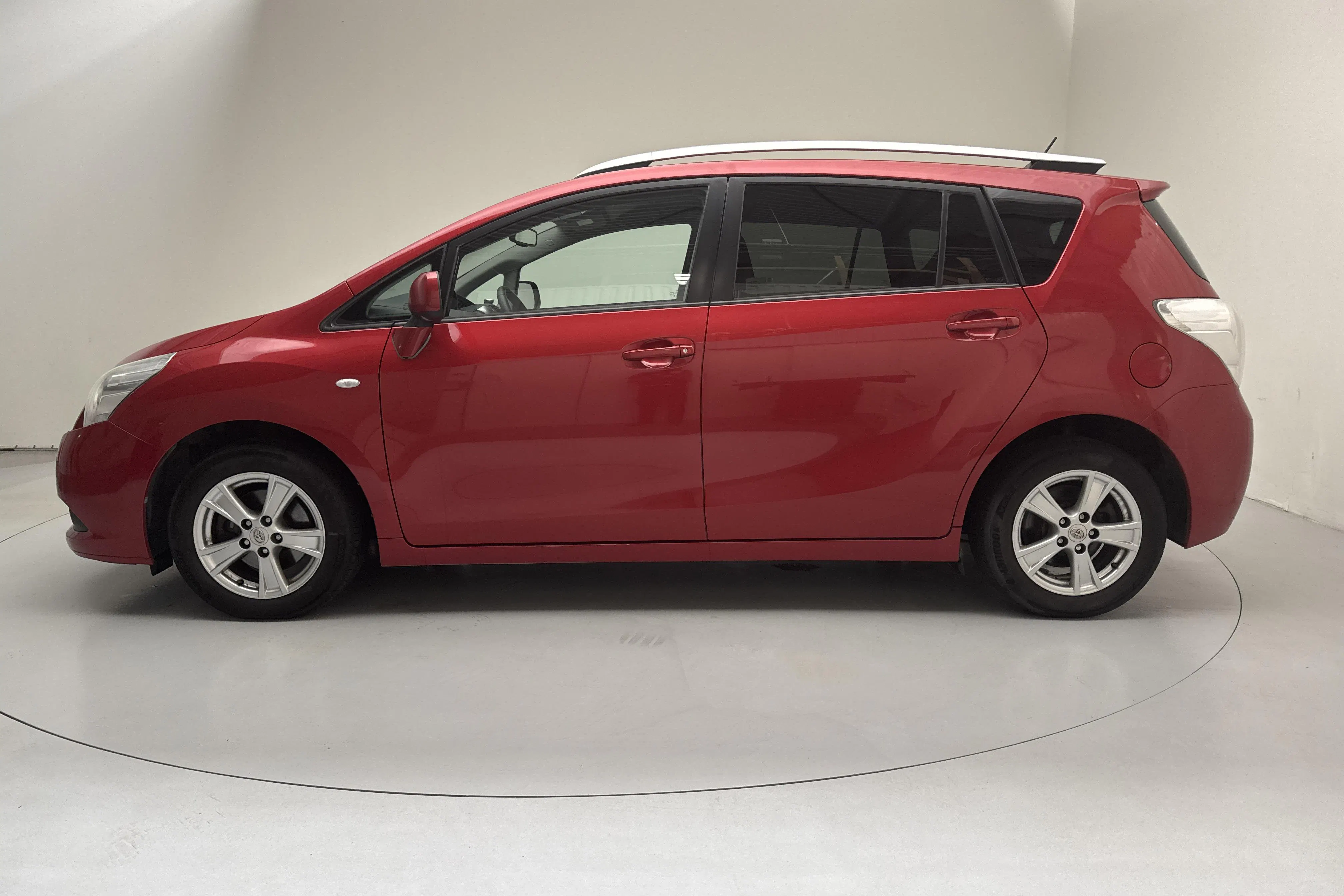 Presentation photo 2 of 15: Toyota Verso 1.8 (147hk) - 275 420 km - Automatic - dark red - 2009