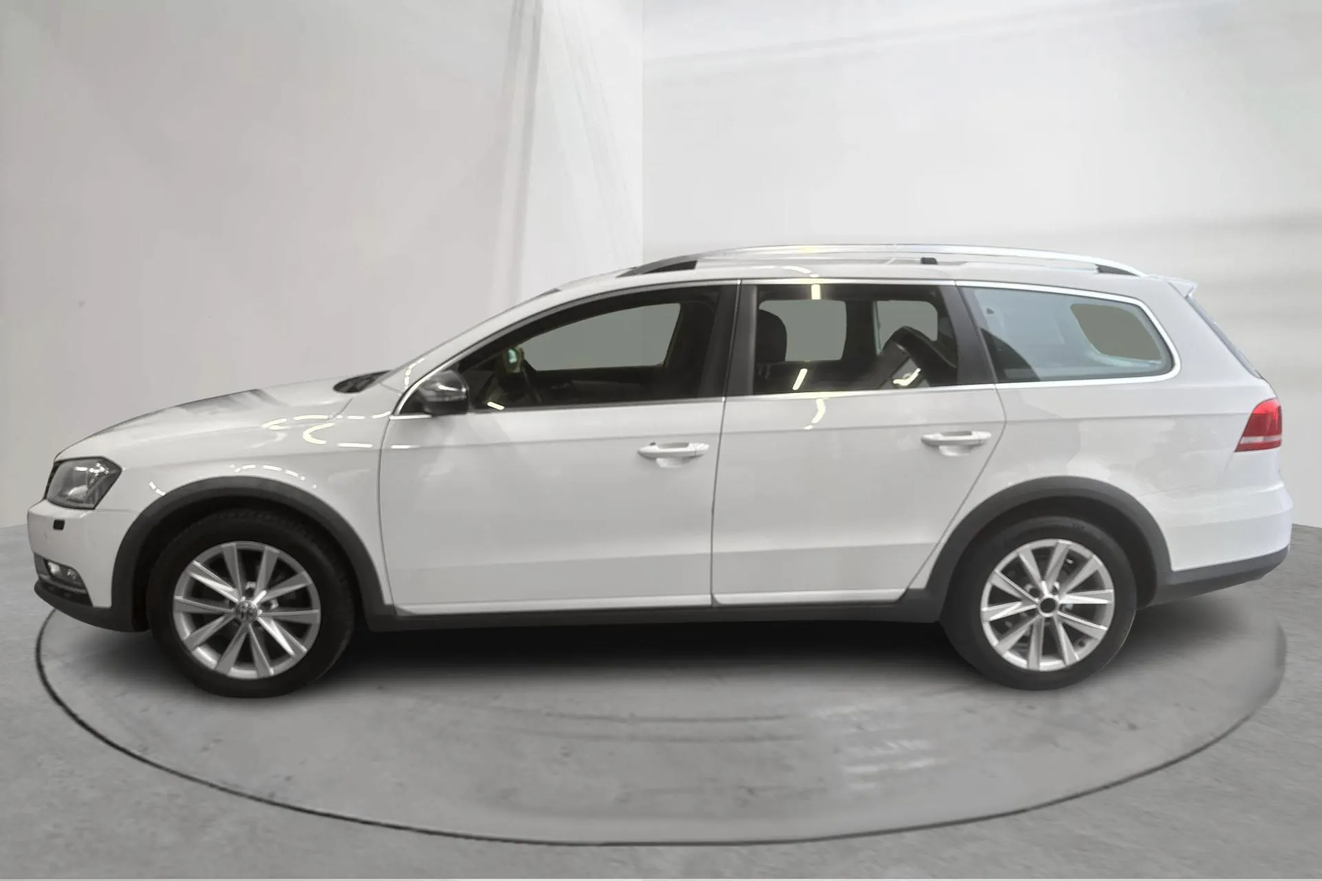 Presentation photo 2 of 13: VW Passat Alltrack 2.0 TDI BlueMotion Technology 4Motion (177hk) - 178 180 km - Automatic - white - 2015