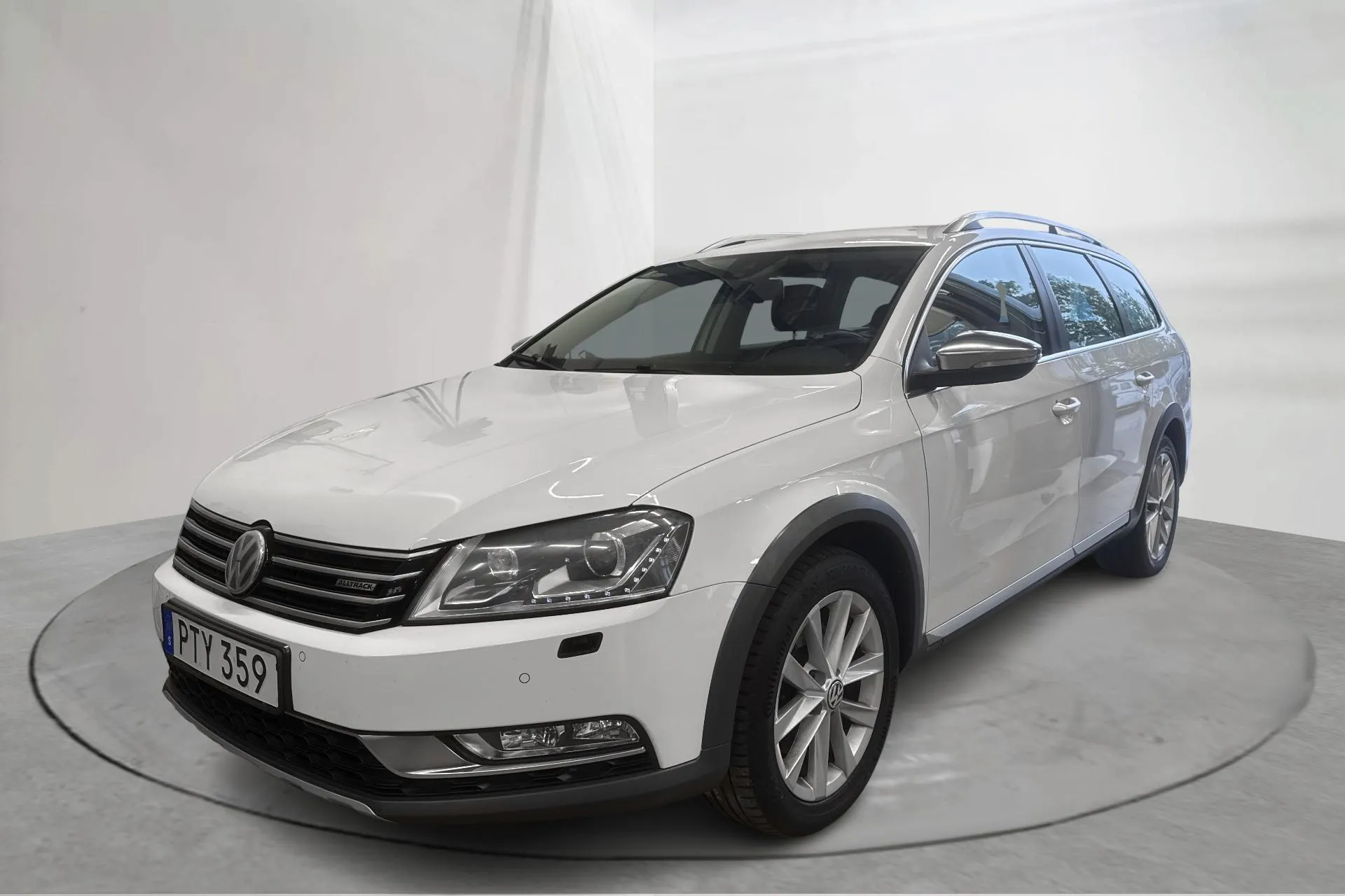 Presentation photo 1 of 13: VW Passat Alltrack 2.0 TDI BlueMotion Technology 4Motion (177hk) - 178 180 km - Automatic - white - 2015