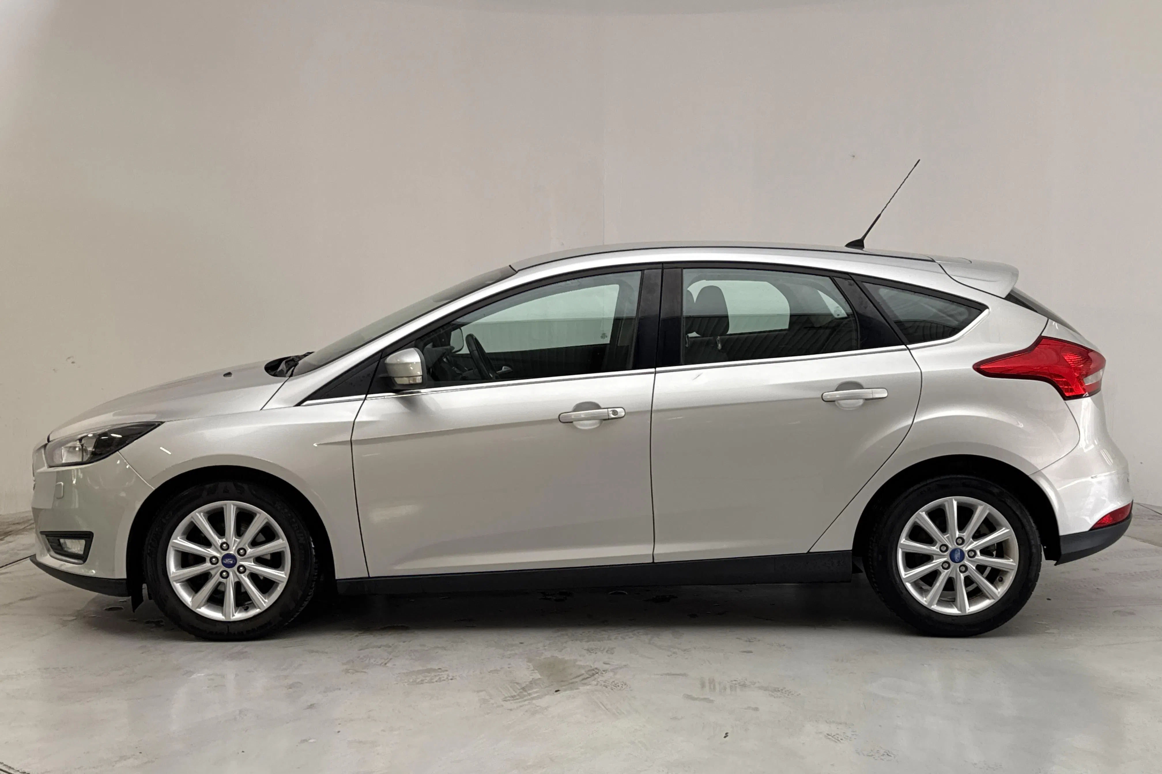 Presentation photo 2 of 12: Ford Focus 1.0 EcoBoost 5dr (125hk) - 40 240 km - Manual - gray - 2015