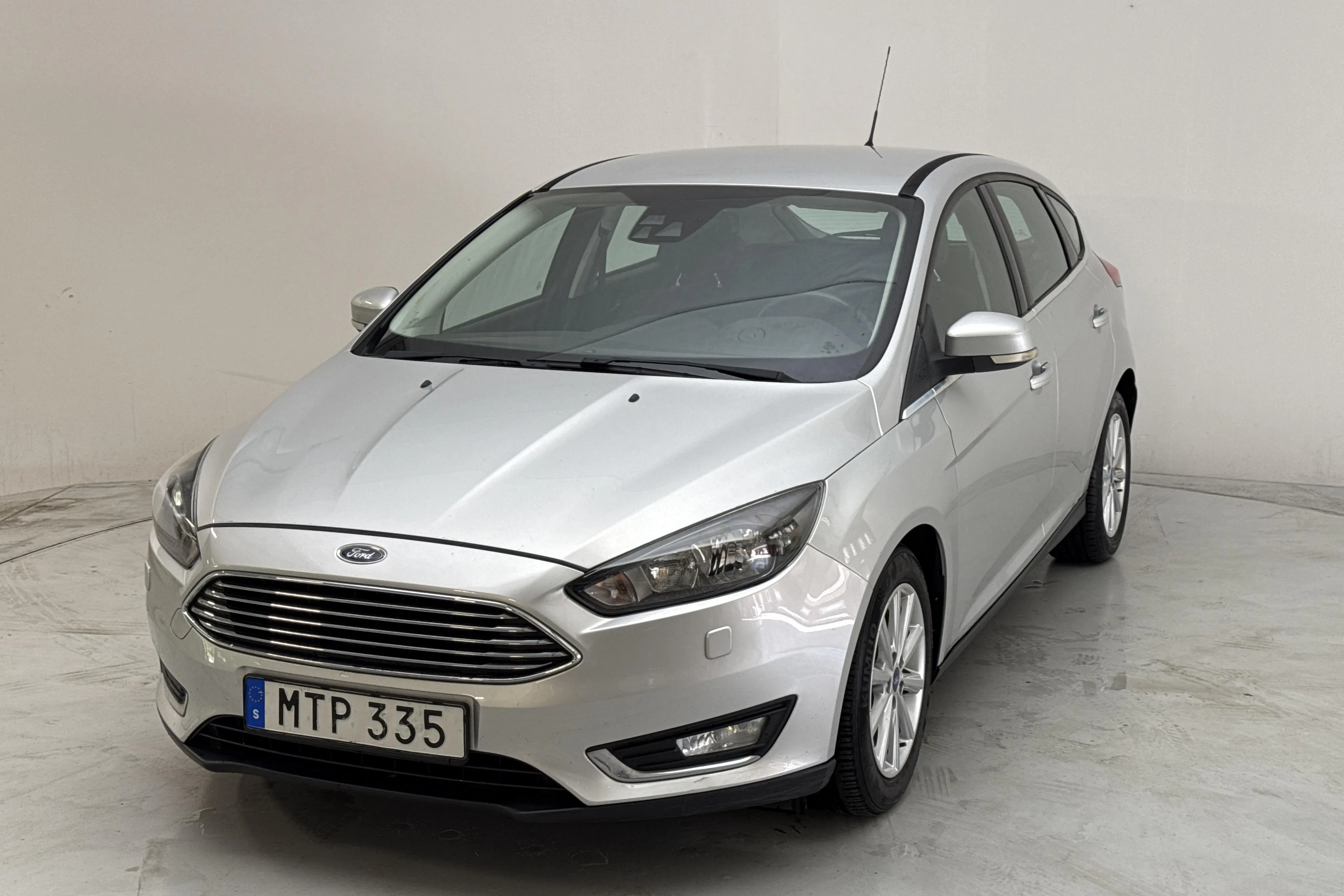 Presentation photo 1 of 12: Ford Focus 1.0 EcoBoost 5dr (125hk) - 40 240 km - Manual - gray - 2015