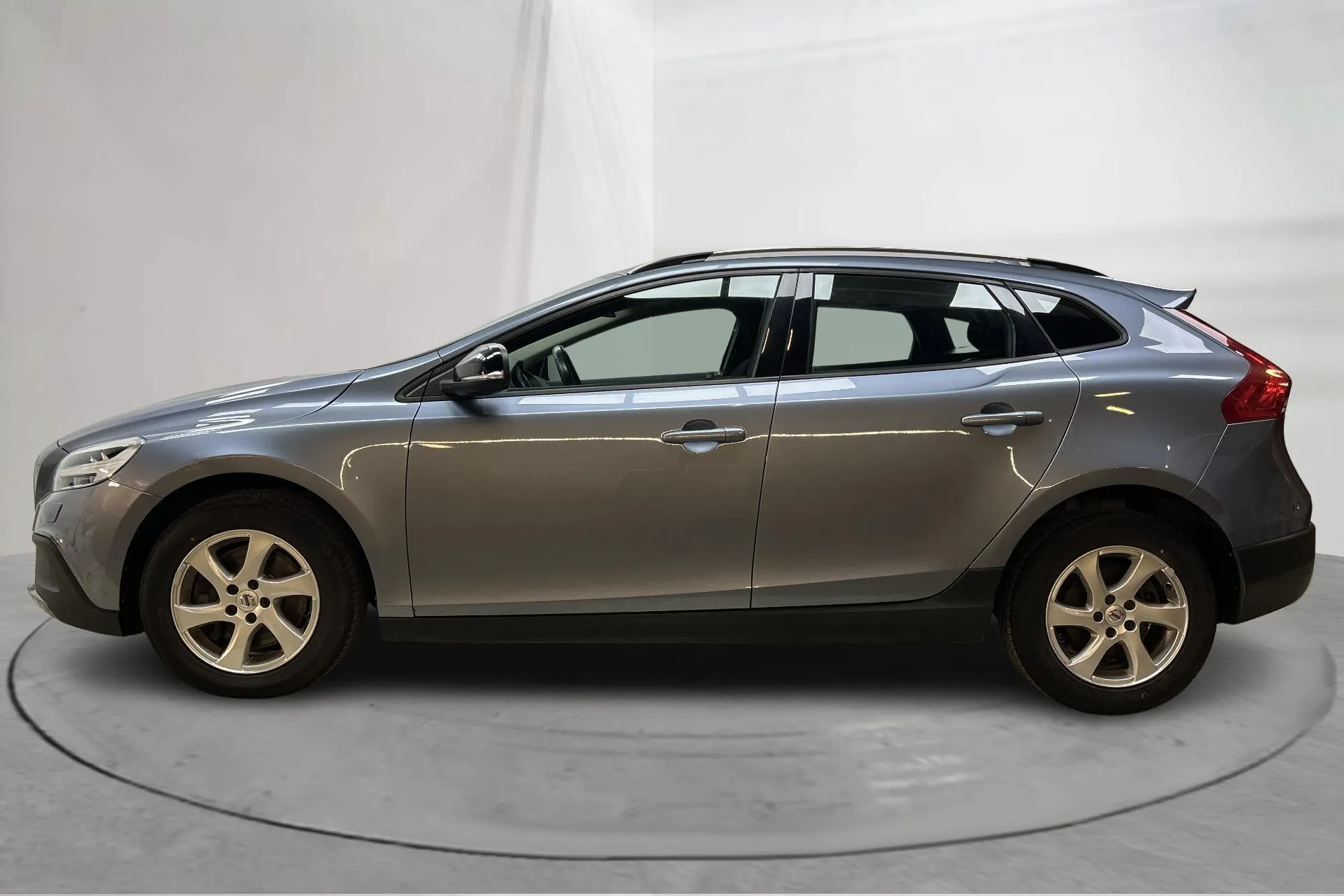 Presentationsfoto 2 av 13: Volvo V40 Cross Country D3 (150hk) - 14 552 mil - Manuell - Ljusblå - 2018