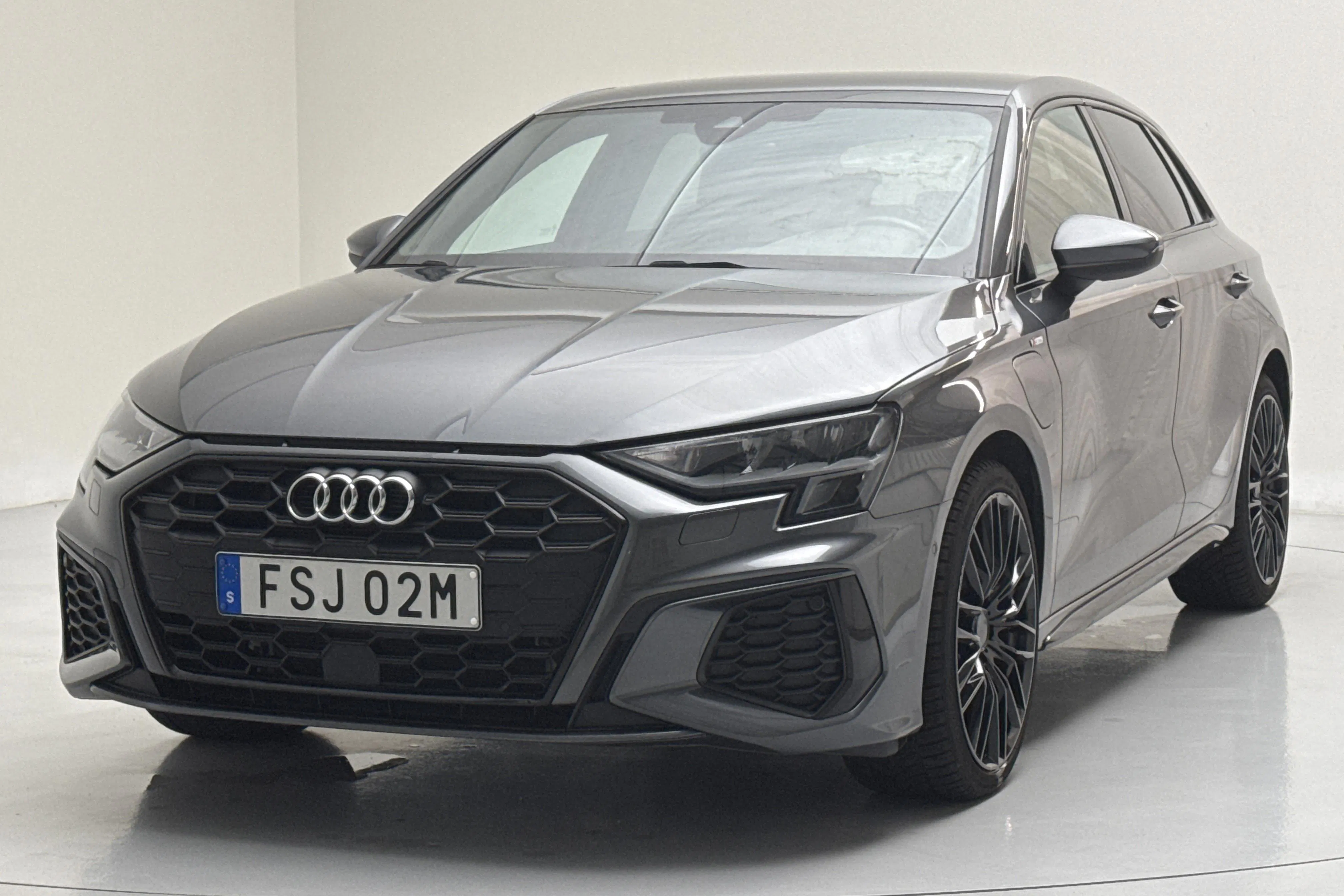 Presentationsfoto 1 av 16: Audi A3 Sportback 45 TFSI e (245hk) - 7 328 mil - Automat - grå - 2024