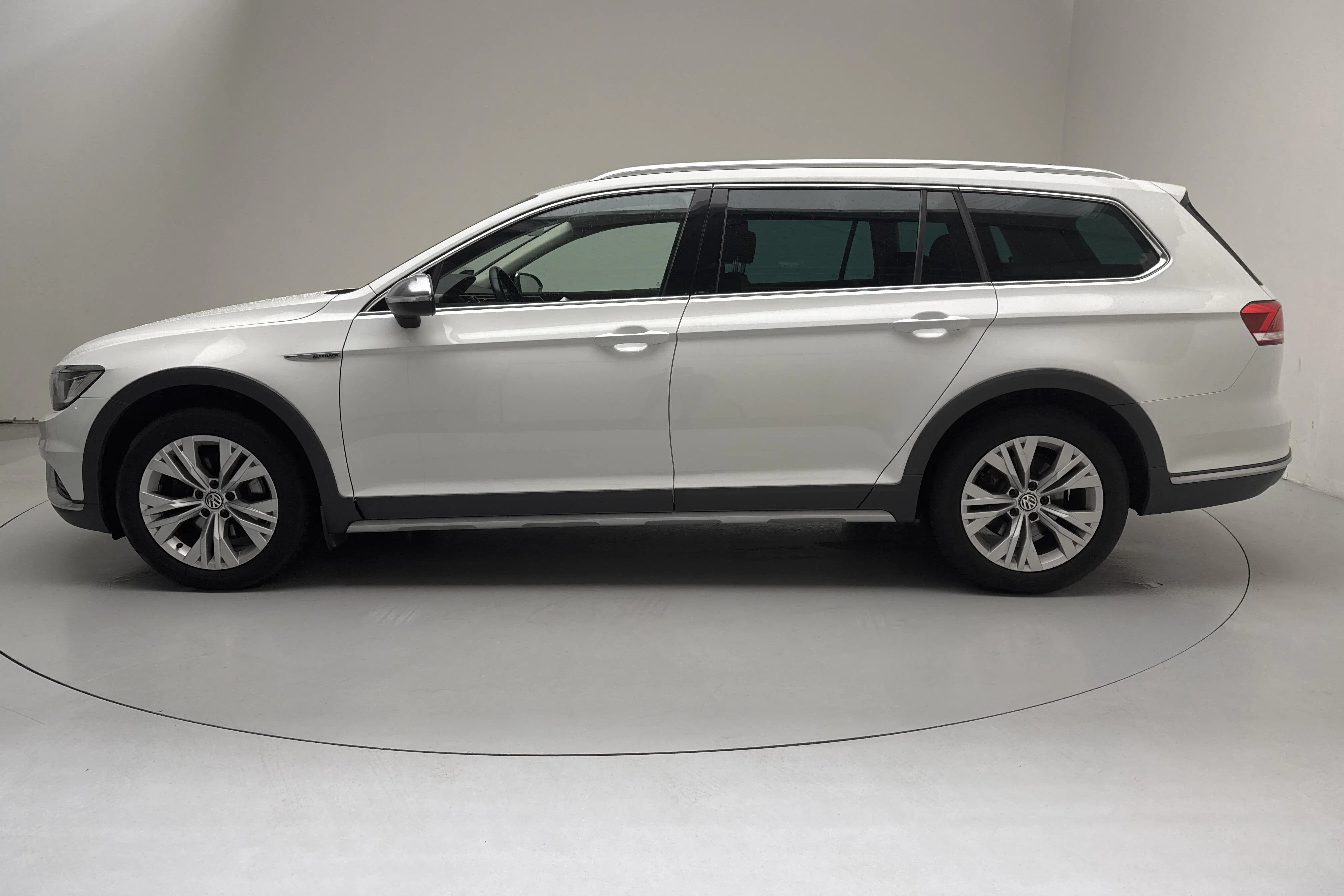 Presentation photo 2 of 15: VW Passat Alltrack 2.0 TDI 4MOTION (190hk) - 197 220 km - Automatic - white - 2017