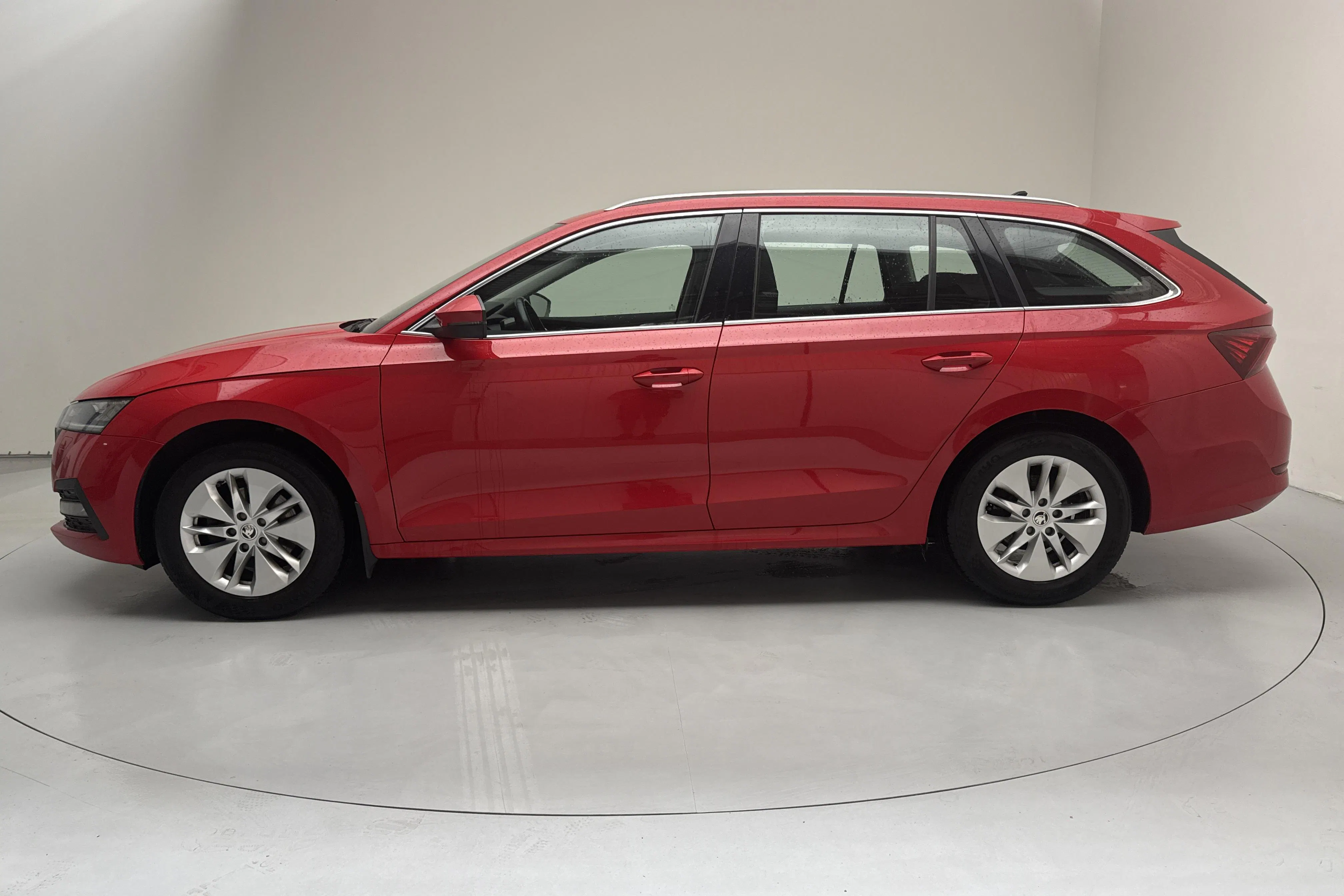 Presentationsfoto 2 av 14: Skoda Octavia TSI e-Tec mHEV Combi (110hk) - 12 250 mil - Automat - röd - 2021