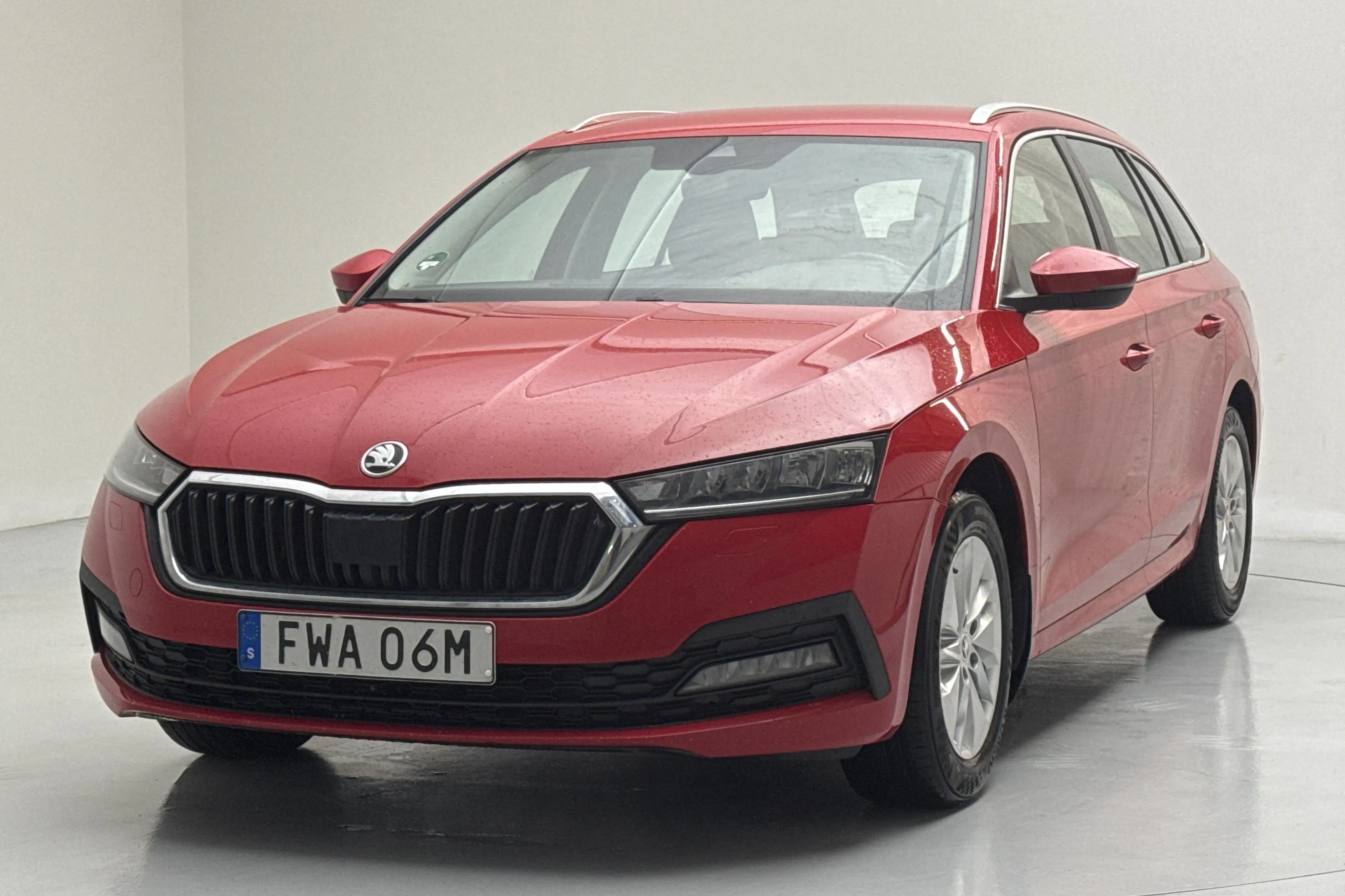 Presentationsfoto 1 av 14: Skoda Octavia TSI e-Tec mHEV Combi (110hk) - 12 250 mil - Automat - röd - 2021