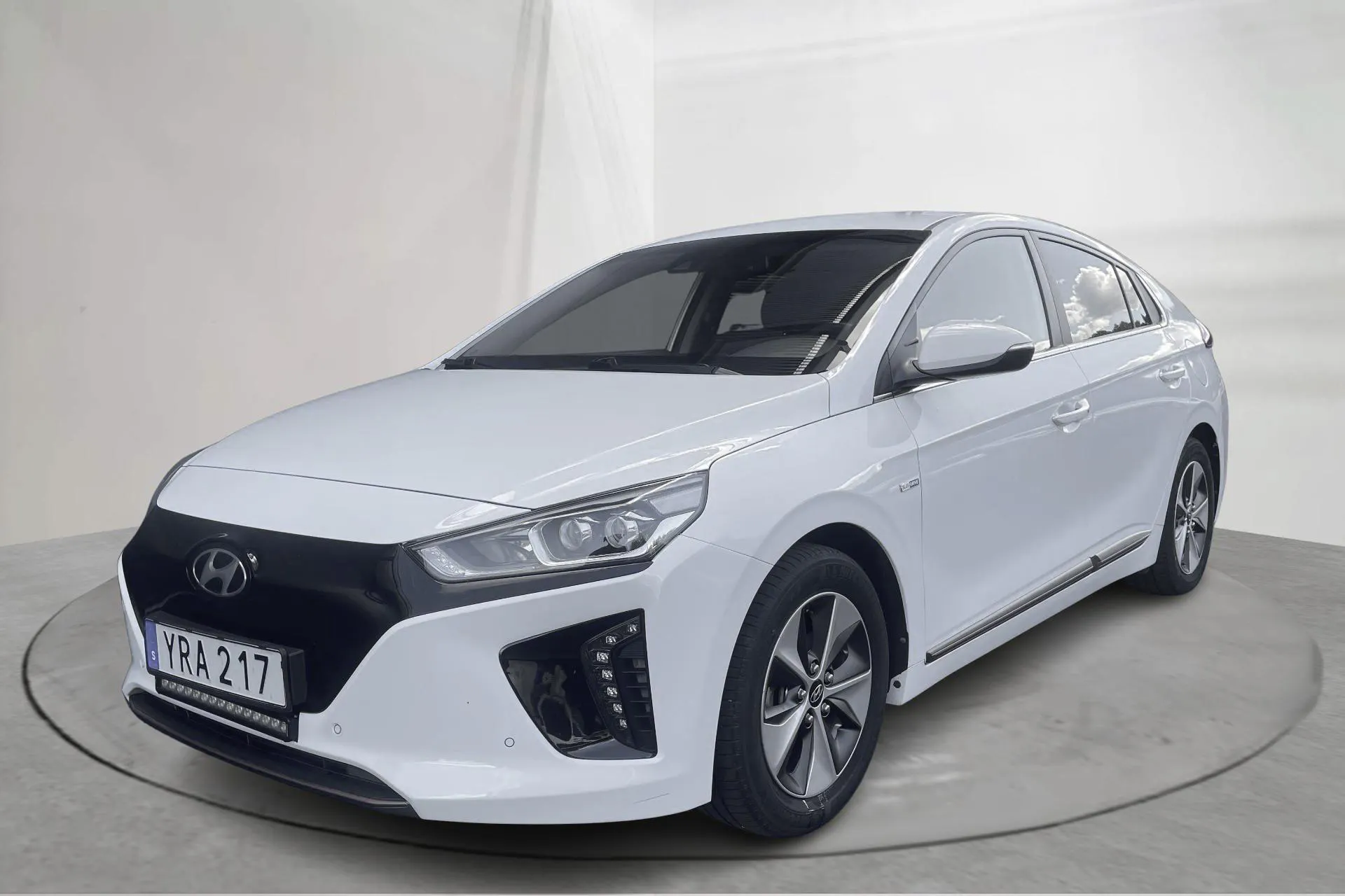 Presentation photo 1 of 18: Hyundai IONIQ Electric (120hk) - 27 370 km - Automatic - white - 2019