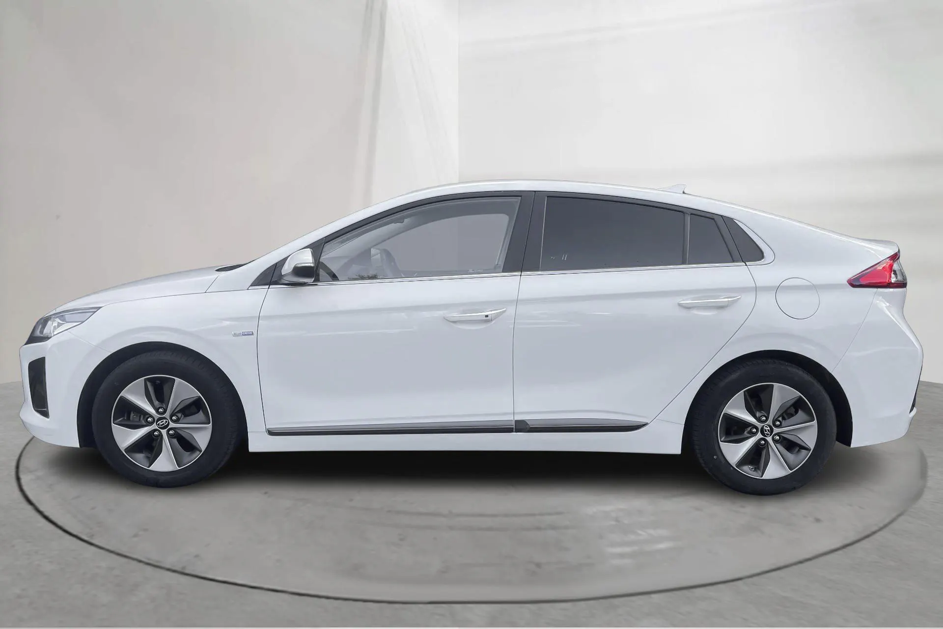 Presentation photo 2 of 18: Hyundai IONIQ Electric (120hk) - 27 370 km - Automatic - white - 2019