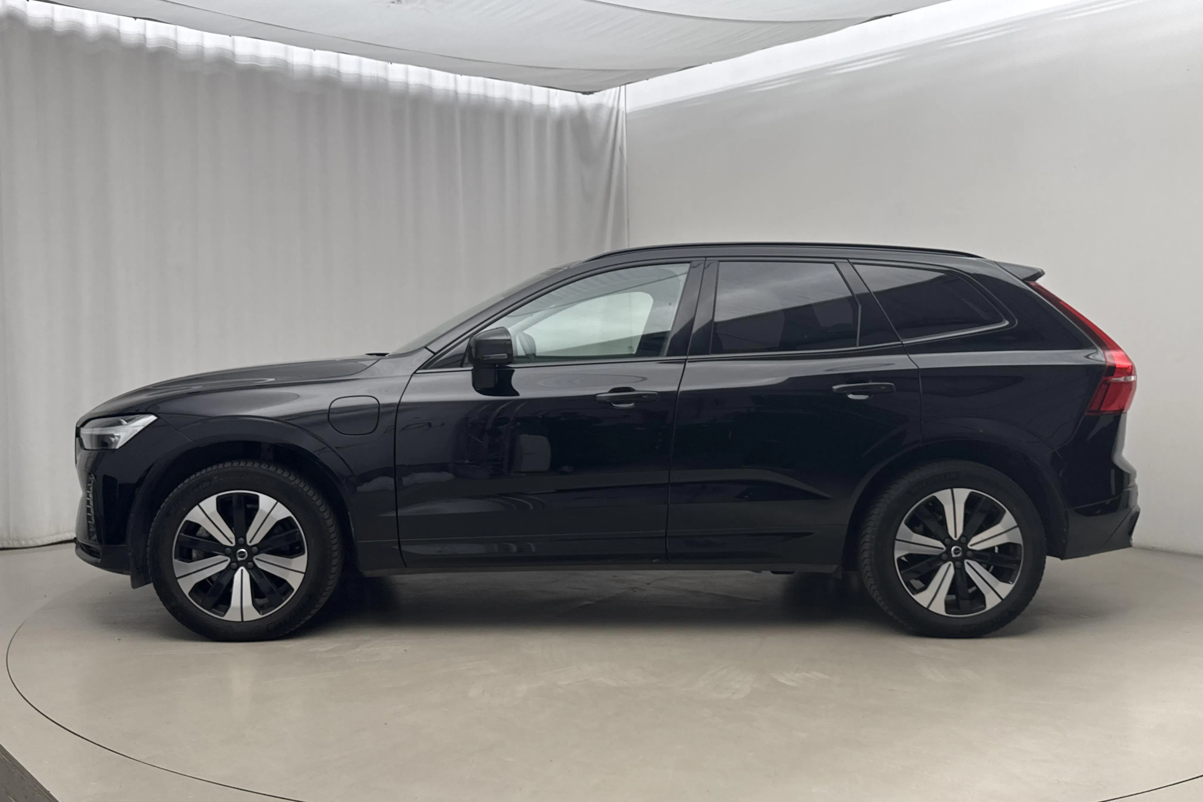 Presentationsfoto 2 av 24: Volvo XC60 T6 AWD Recharge (350hk) - 6 639 mil - Automat - svart - 2023