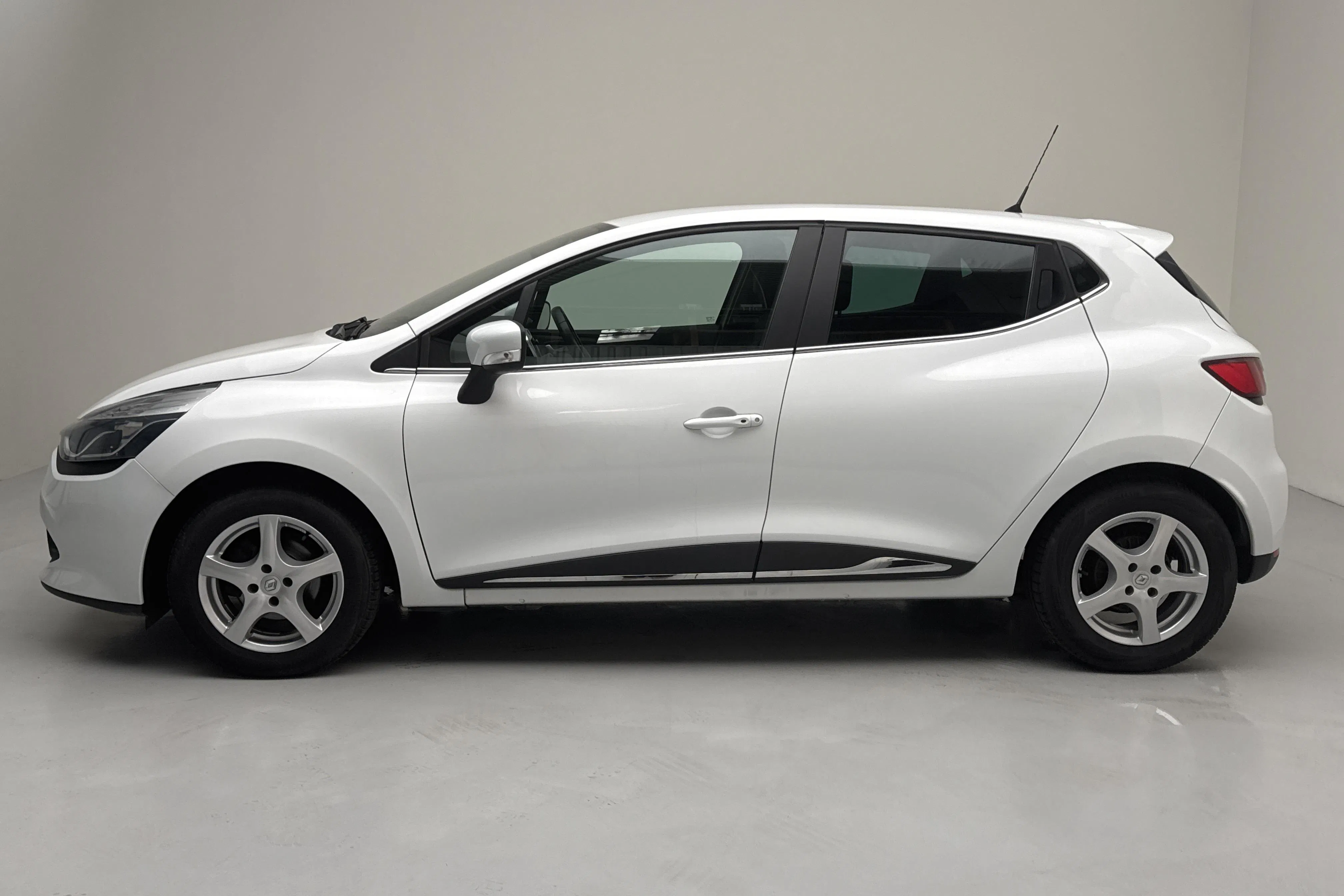 Presentationsfoto 2 av 13: Renault Clio IV 0.9 TCe 90 5dr (90hk) - 7 768 mil - Manuell - vit - 2015