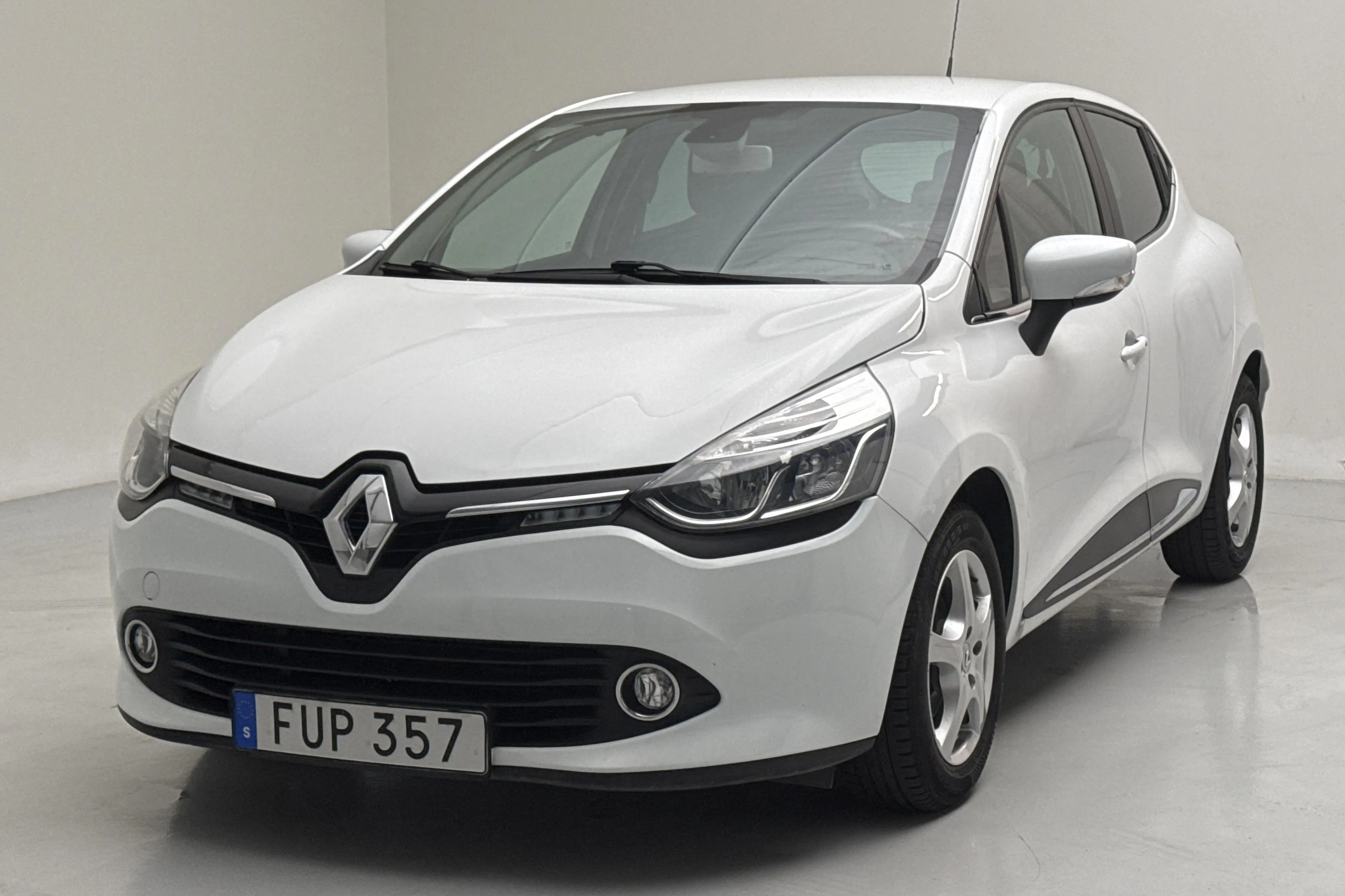 Presentationsfoto 1 av 13: Renault Clio IV 0.9 TCe 90 5dr (90hk) - 7 768 mil - Manuell - vit - 2015