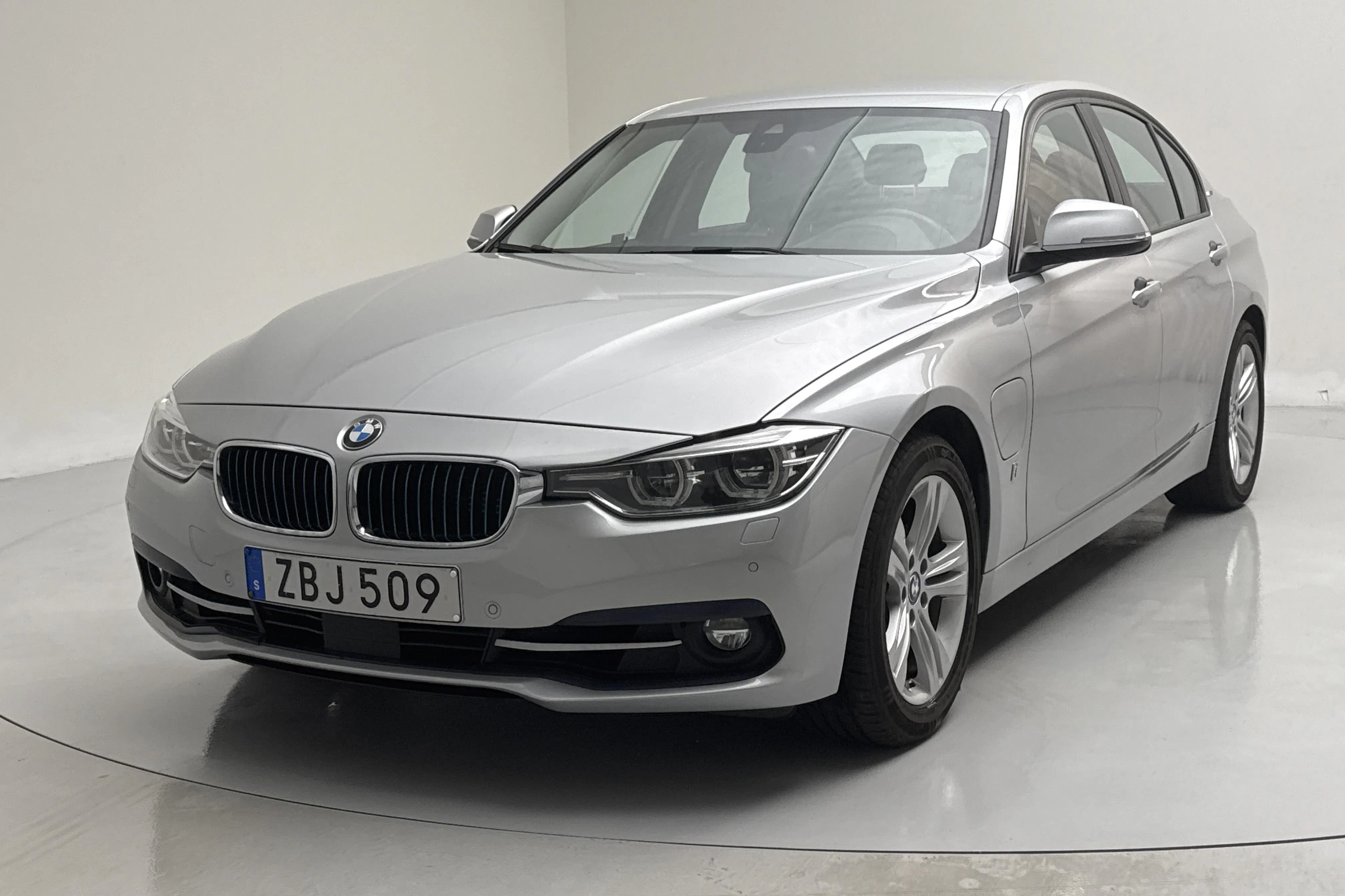 Presentationsfoto 1 av 17: BMW 330e Sedan, F30 (252hk) - 10 267 mil - Automat - silver - 2018
