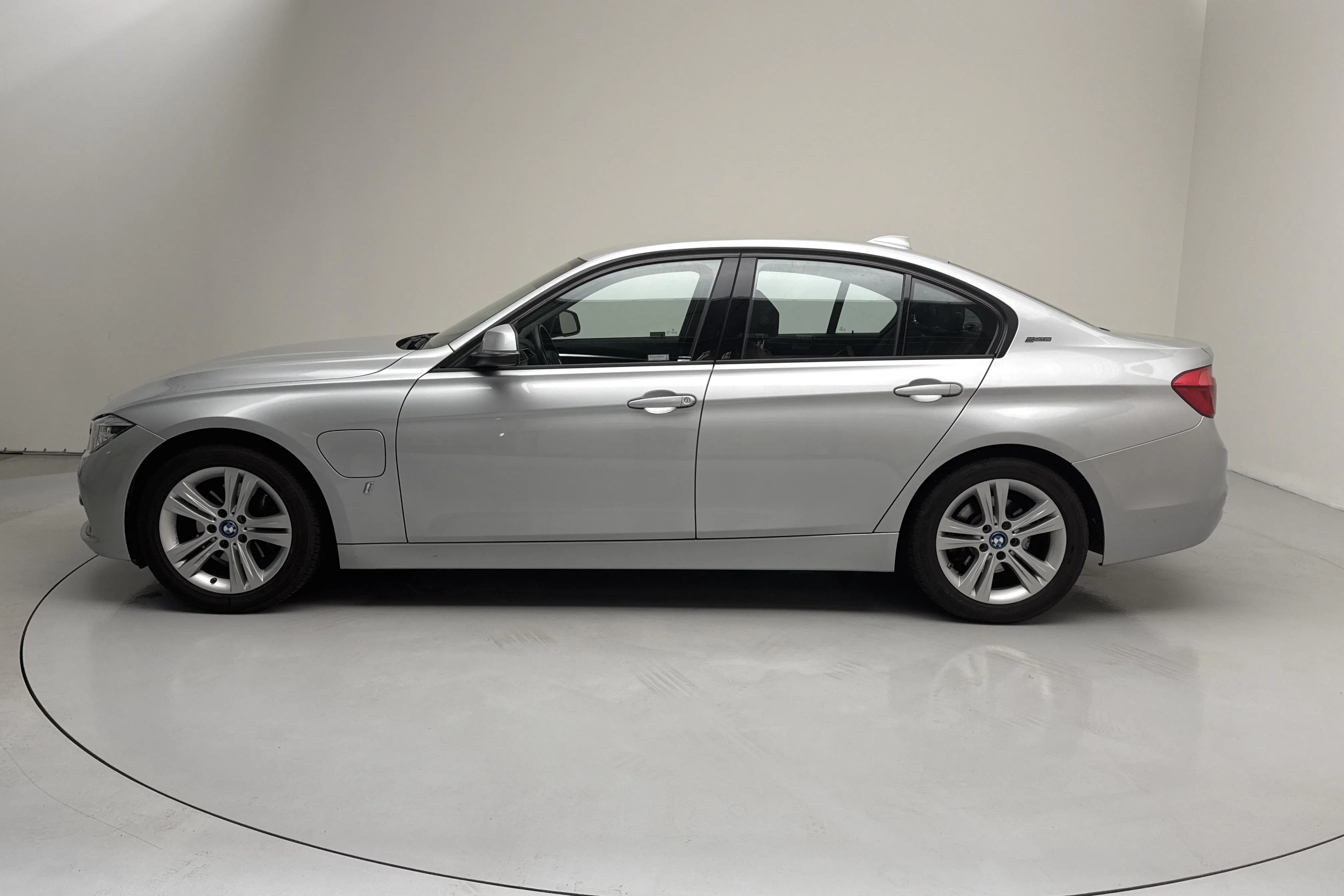 Presentationsfoto 2 av 17: BMW 330e Sedan, F30 (252hk) - 10 267 mil - Automat - silver - 2018
