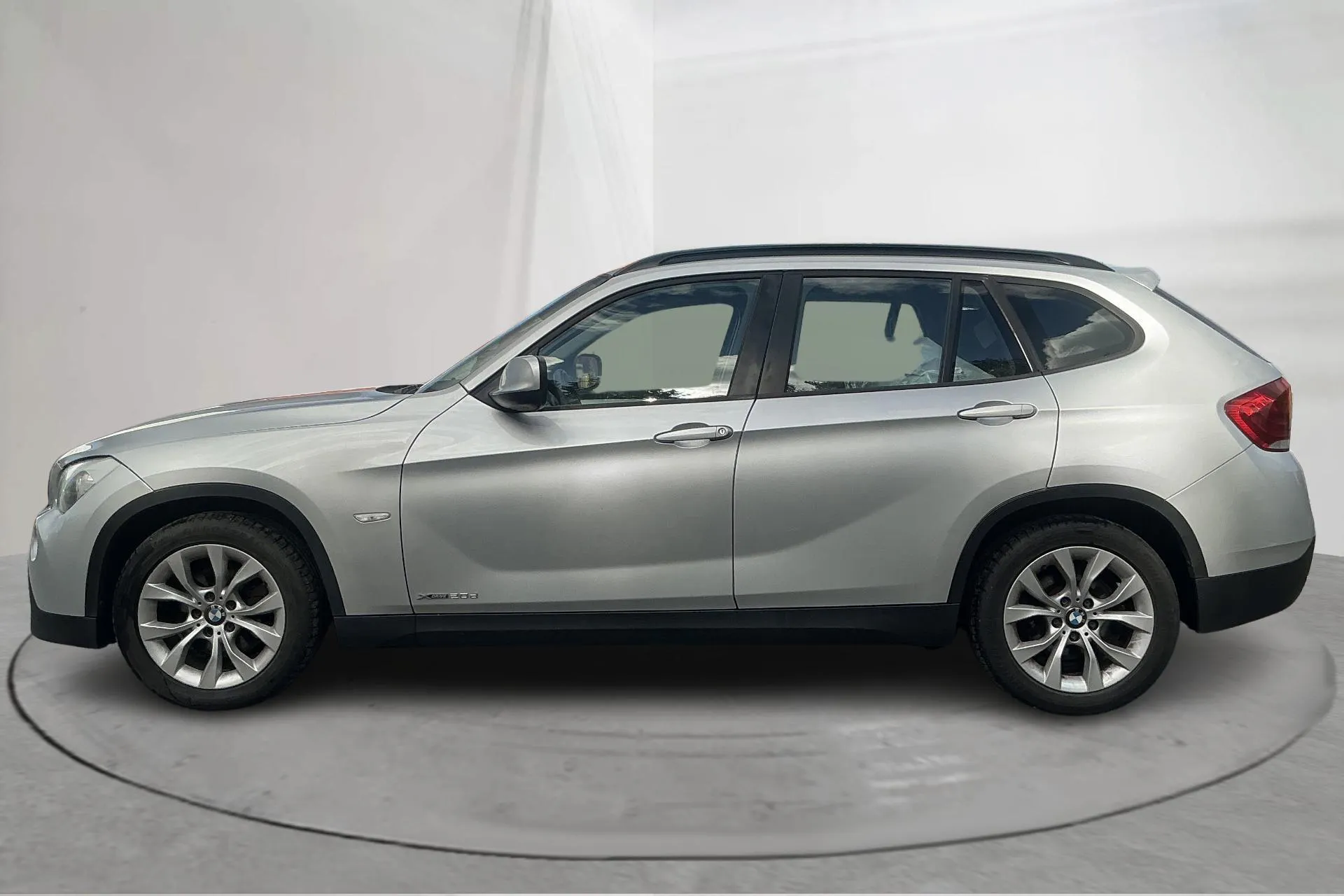 Presentationsfoto 2 av 14: BMW X1 xDrive20d, E84 (177hk) - 14 870 mil - Automat - Ljusgrå - 2012