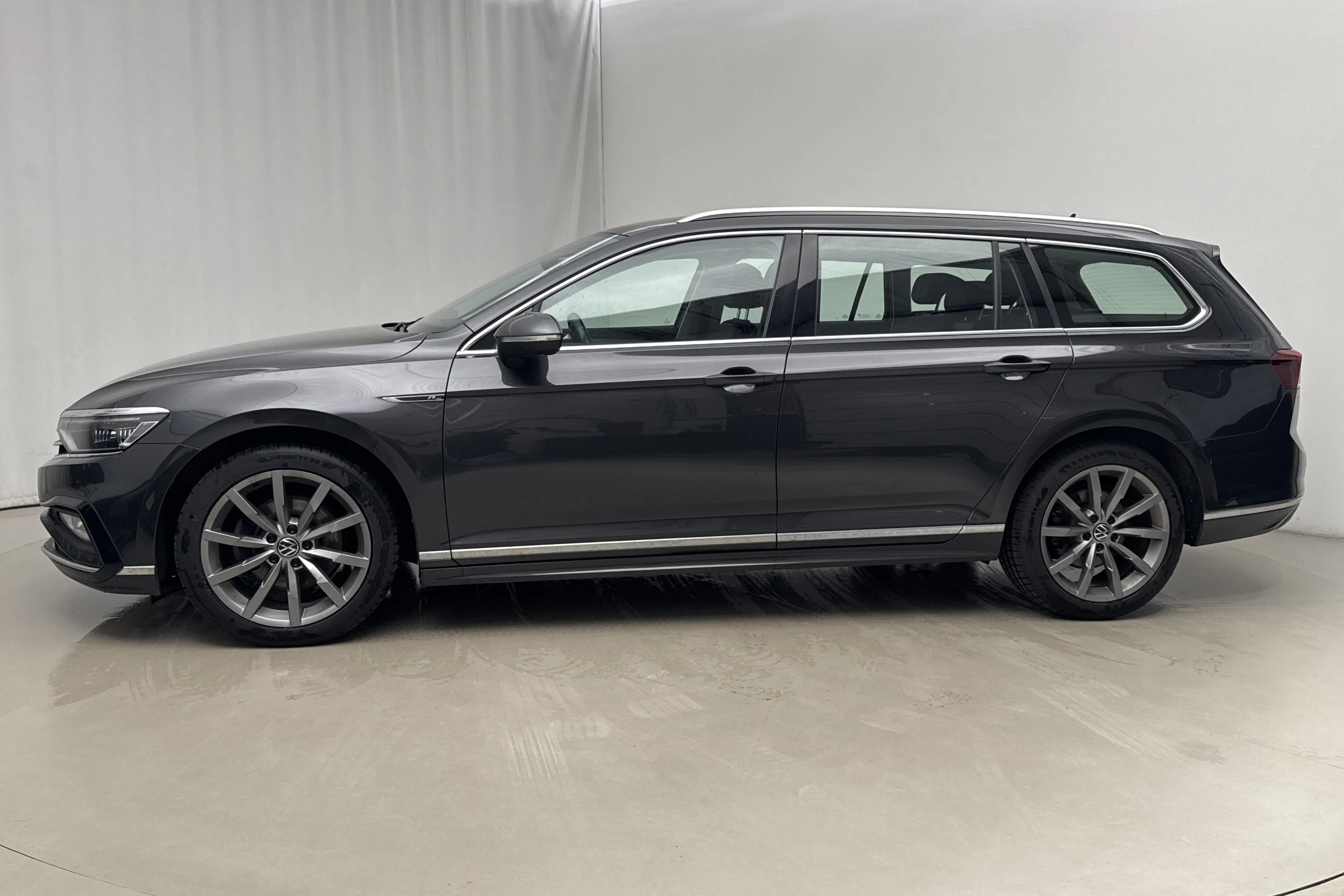 Presentation photo 2 of 19: VW Passat 2.0 TDI Sportscombi 4Motion (200hk) - 134 330 km - Automatic - dark grey - 2021