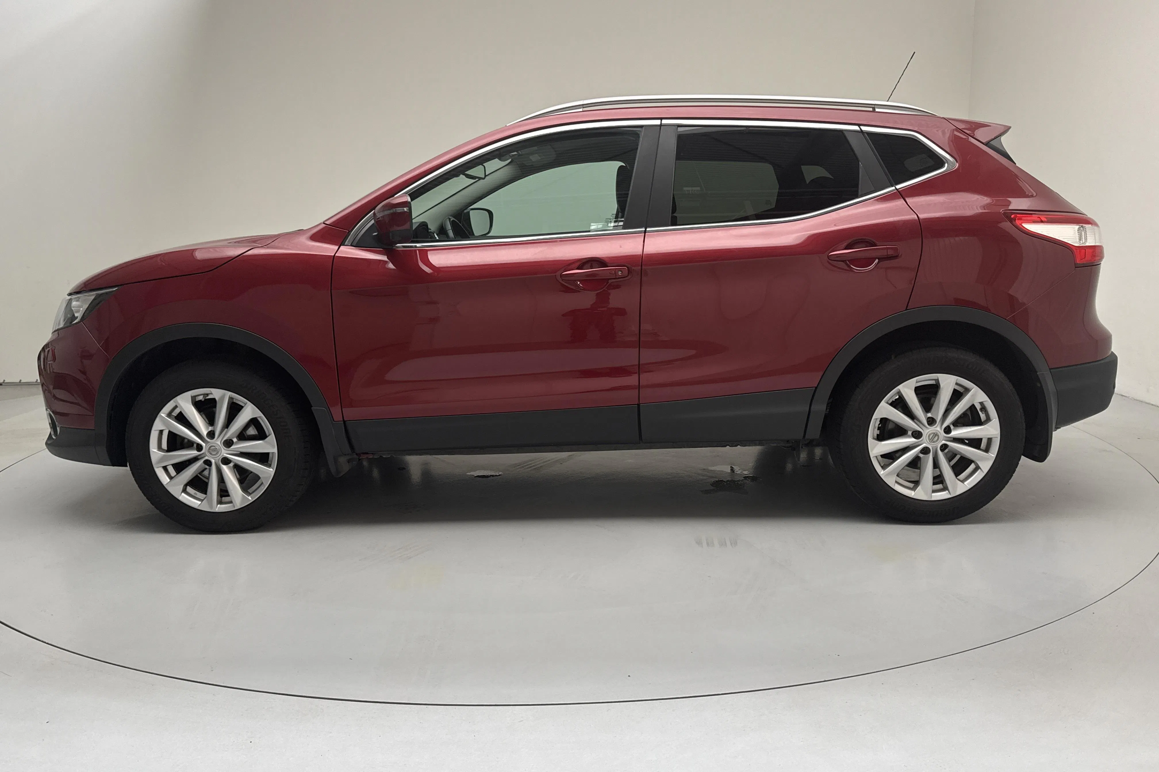 Presentationsfoto 2 av 14: Nissan Qashqai 1.2 (115hk) - 11 255 mil - Manuell - röd - 2015