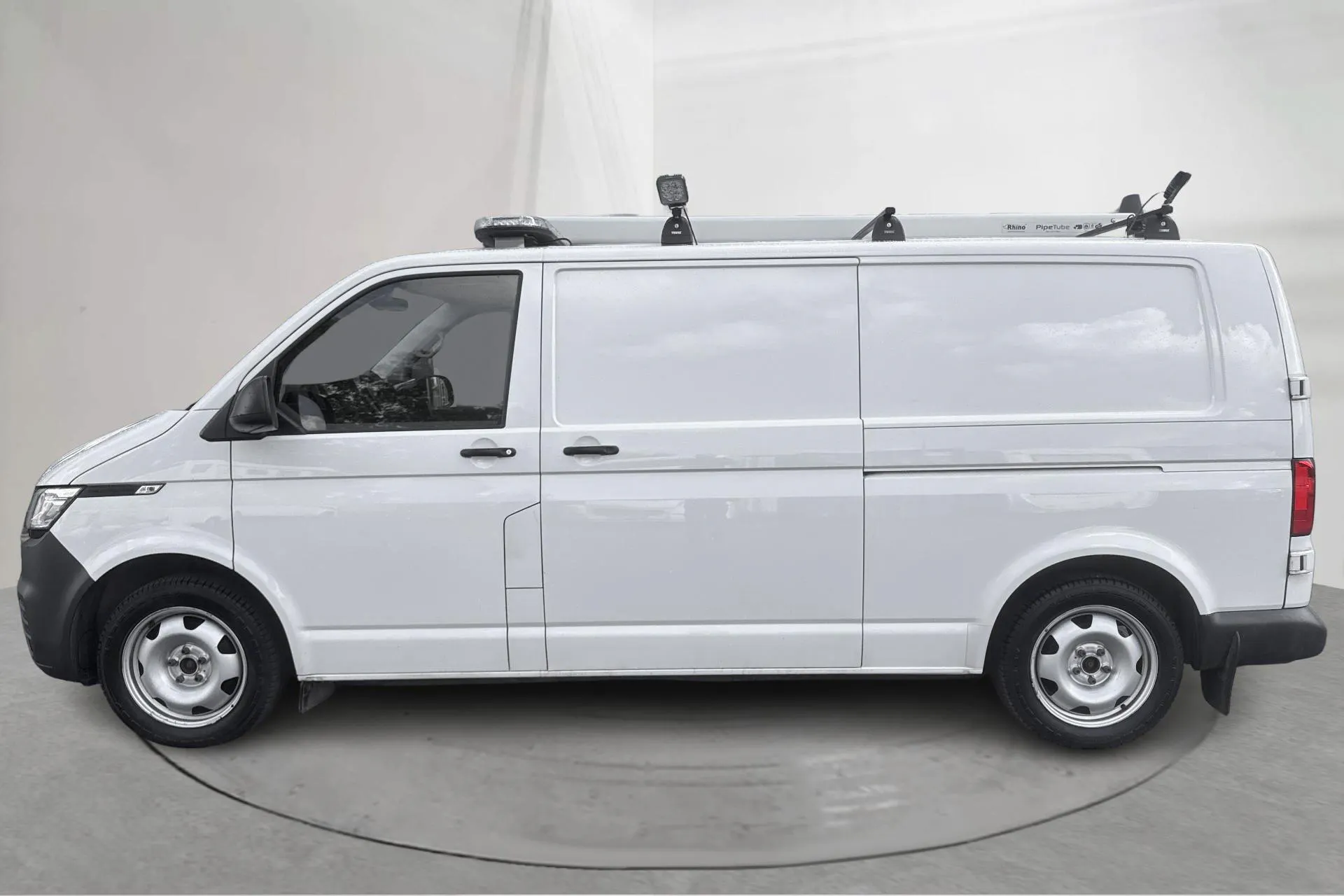 Presentationsfoto 2 av 21: VW Transporter T6 2.0 TDI BMT Skåp 4MOTION (150hk) - 10 598 mil - Automat - vit - 2020