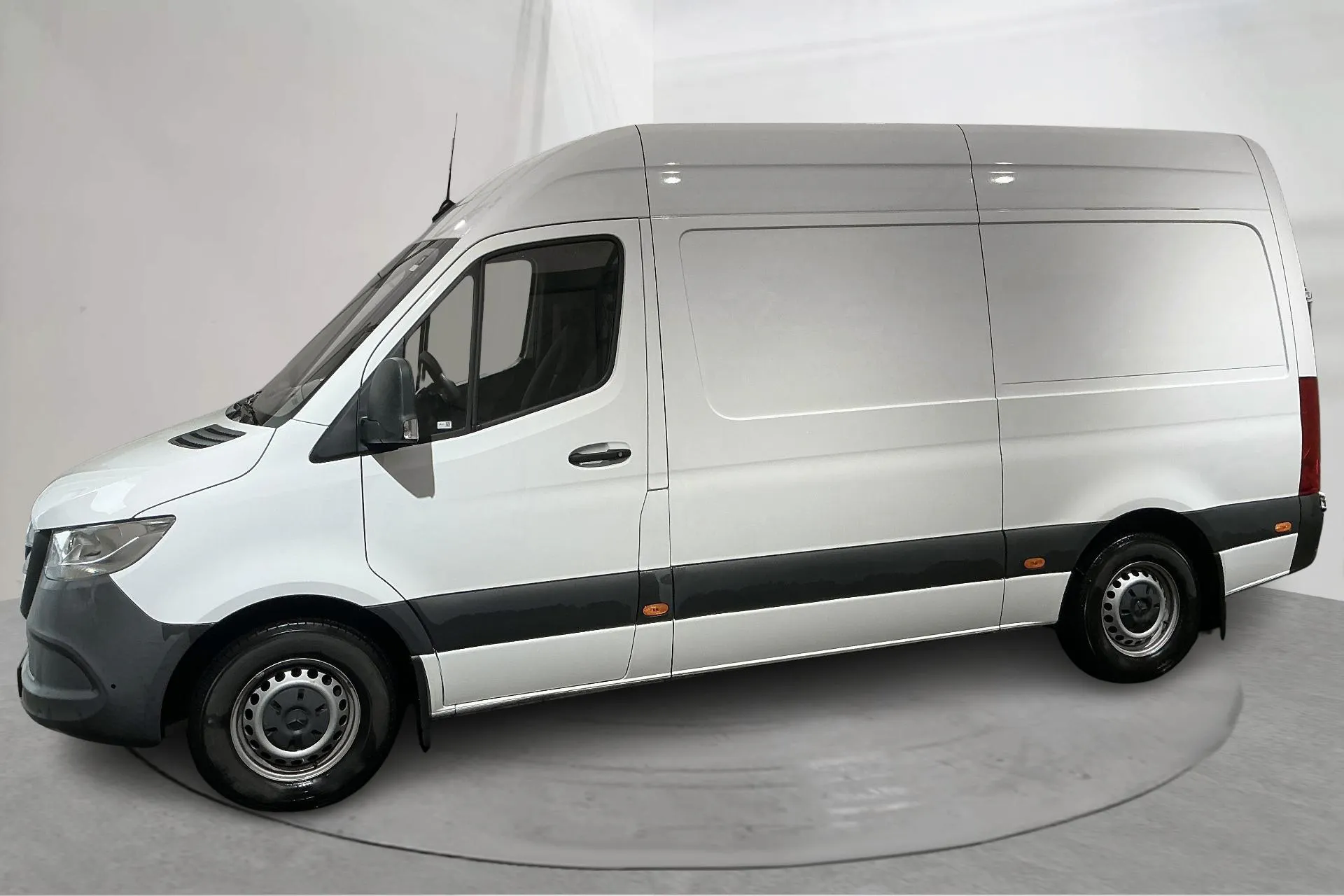 Presentationsfoto 2 av 15: Mercedes Sprinter 315 CDI Skåp RWD (150hk) - 9 302 mil - Automat - vit - 2022