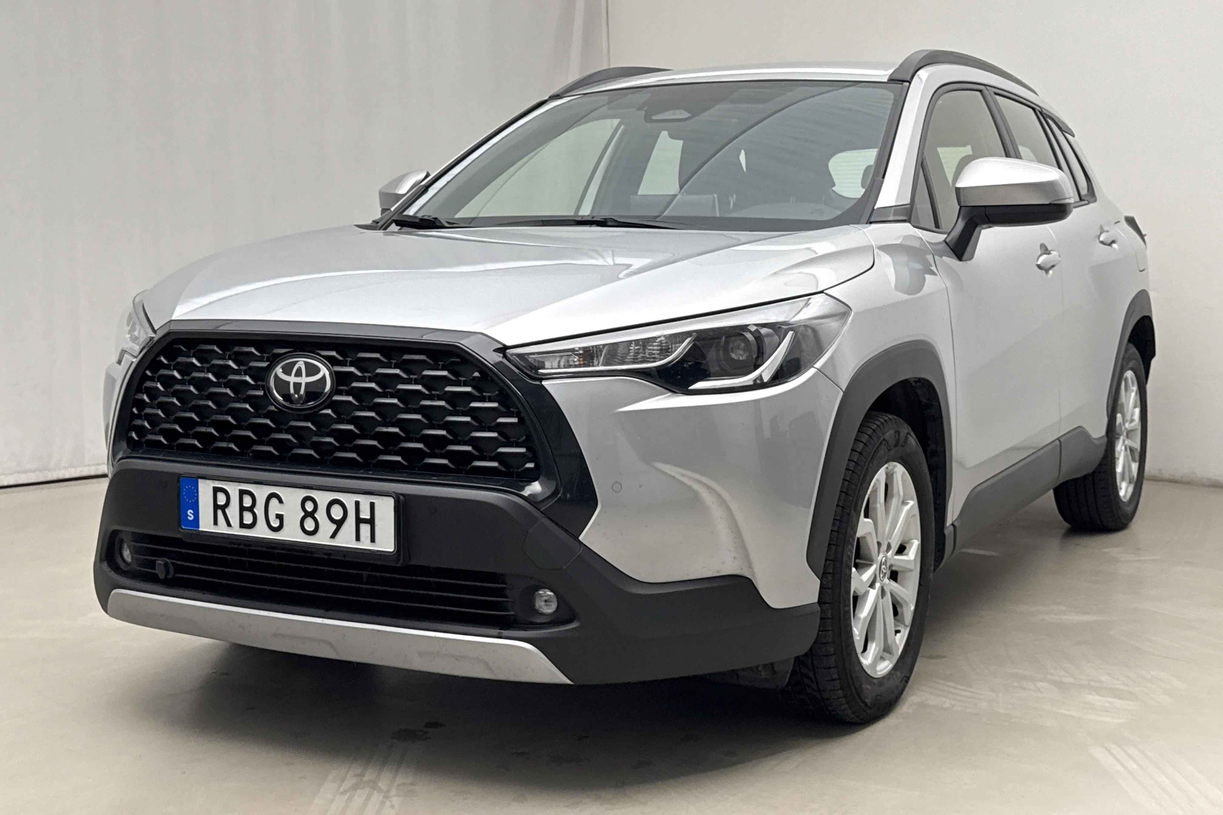 Presentation photo 1 of 18: Toyota Corolla Cross 2.0 AWD-i Elhybrid (197hk) - 60 750 km - Automatic - silver - 2024