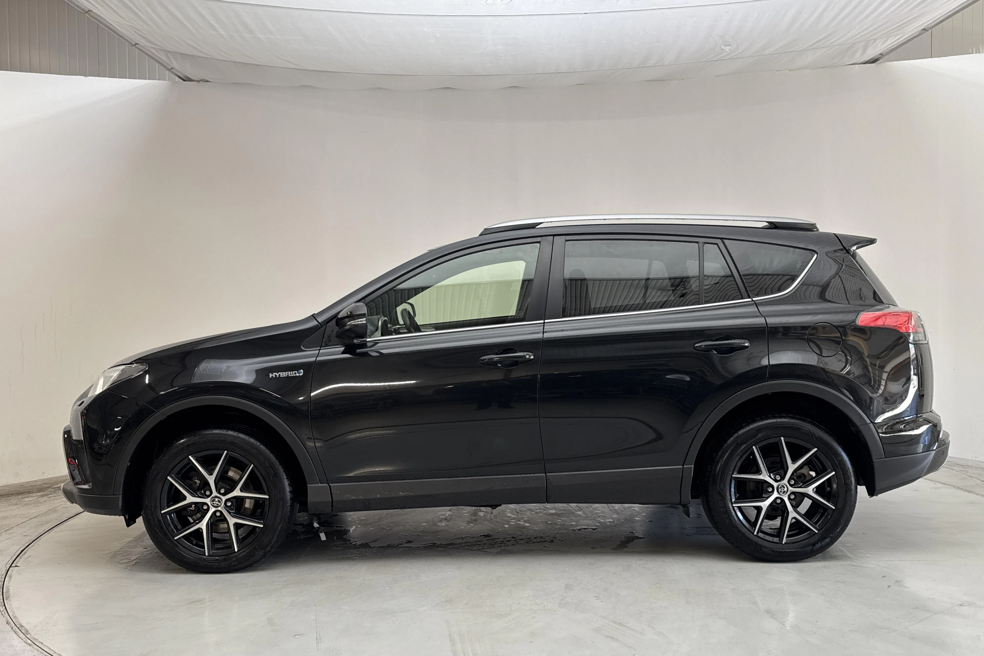 Presentationsfoto 2 av 14: Toyota RAV4 2.5 HSD (197hk) - 15 867 mil - Automat - svart - 2017