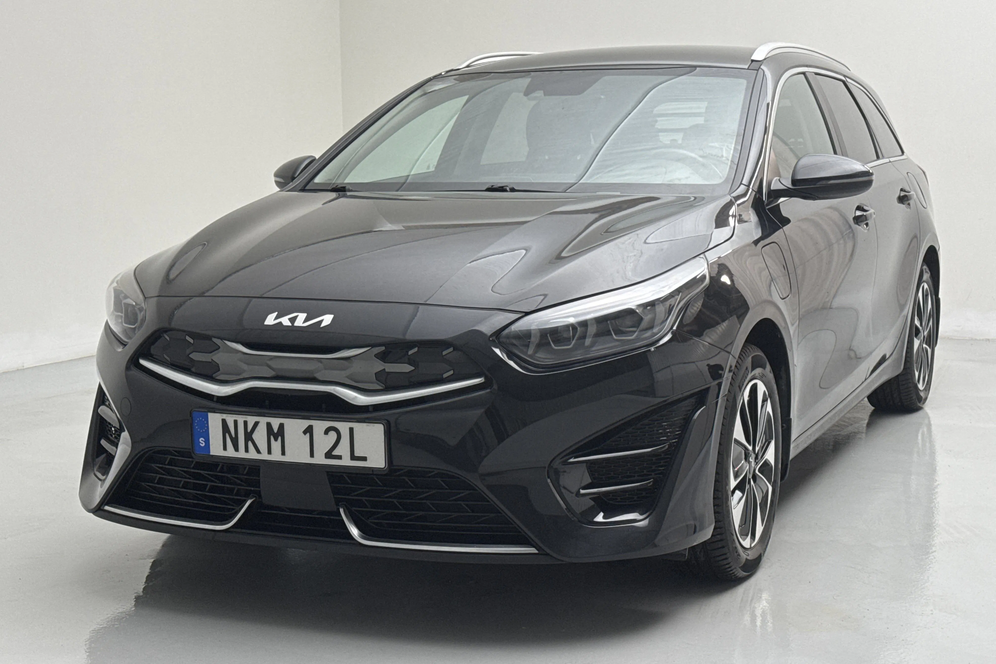 Presentationsfoto 1 av 18: KIA Ceed 1.6 Plug-in Hybrid SW (141hk) - 8 828 mil - Automat - svart - 2024