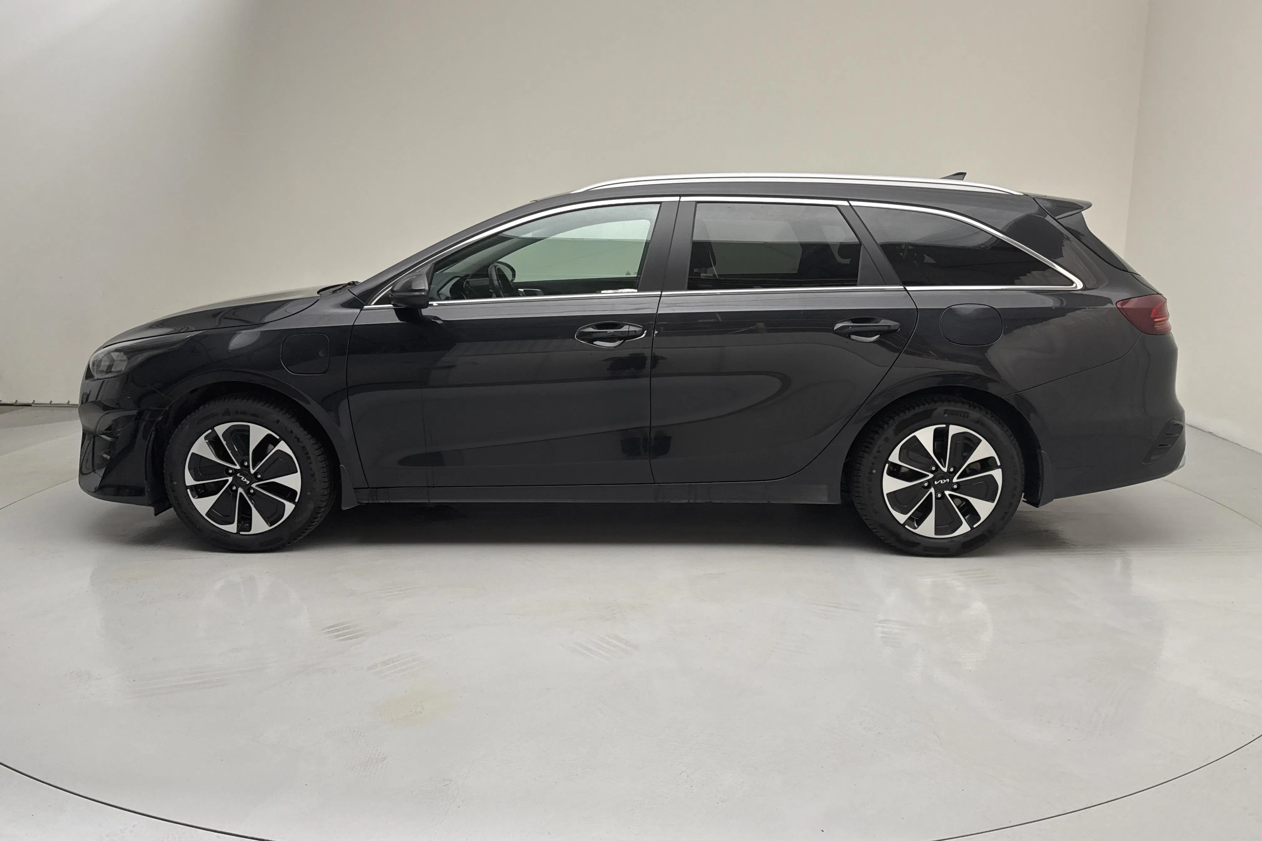 Presentationsfoto 2 av 18: KIA Ceed 1.6 Plug-in Hybrid SW (141hk) - 8 828 mil - Automat - svart - 2024