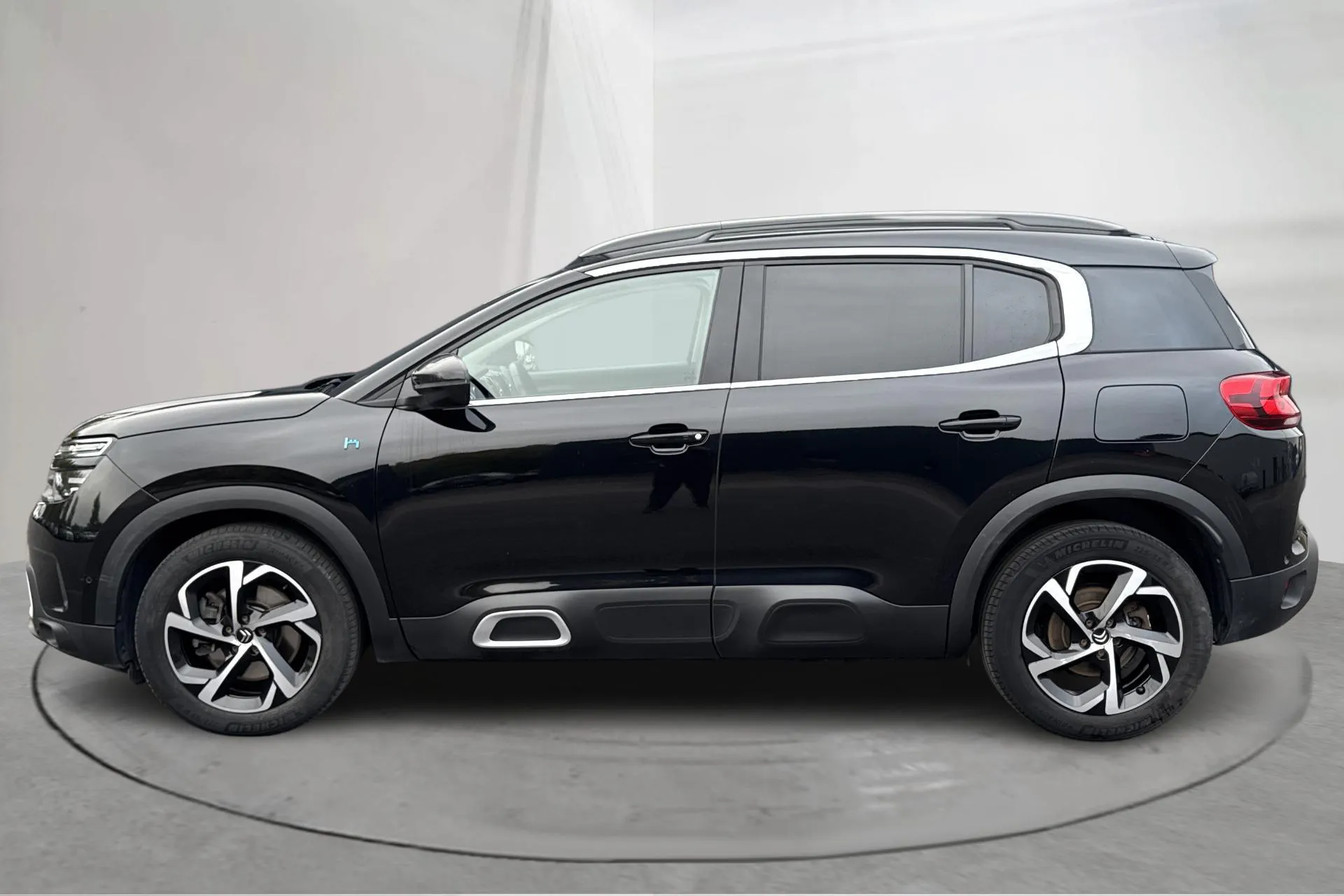 Presentationsfoto 2 av 17: Citroën C5 Aircross PHEV e-EAT (225hk) - 6 709 mil - Automat - svart - 2021