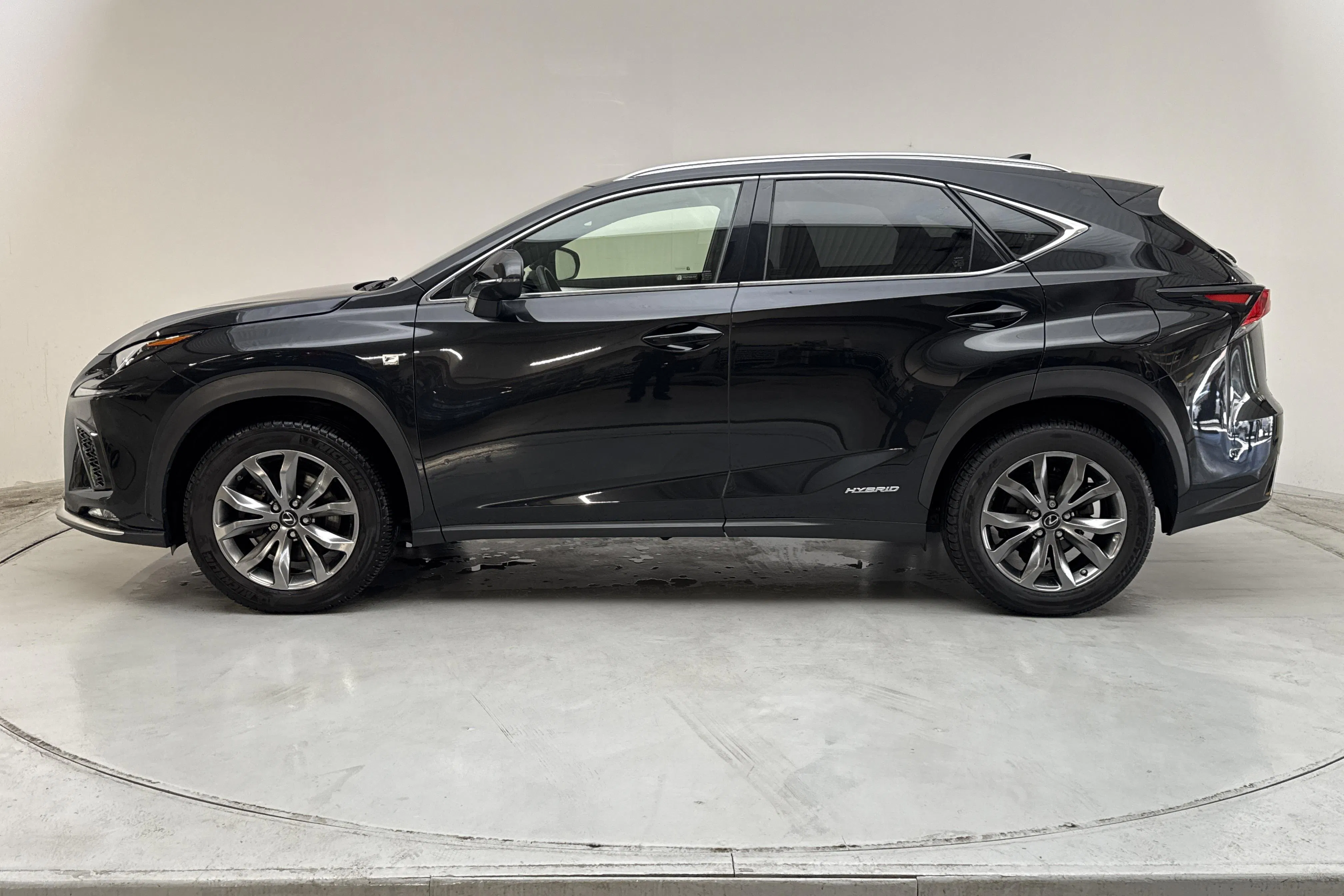 Presentationsfoto 2 av 15: Lexus NX 300h AWD (197hk) - 7 521 mil - Automat - svart - 2019