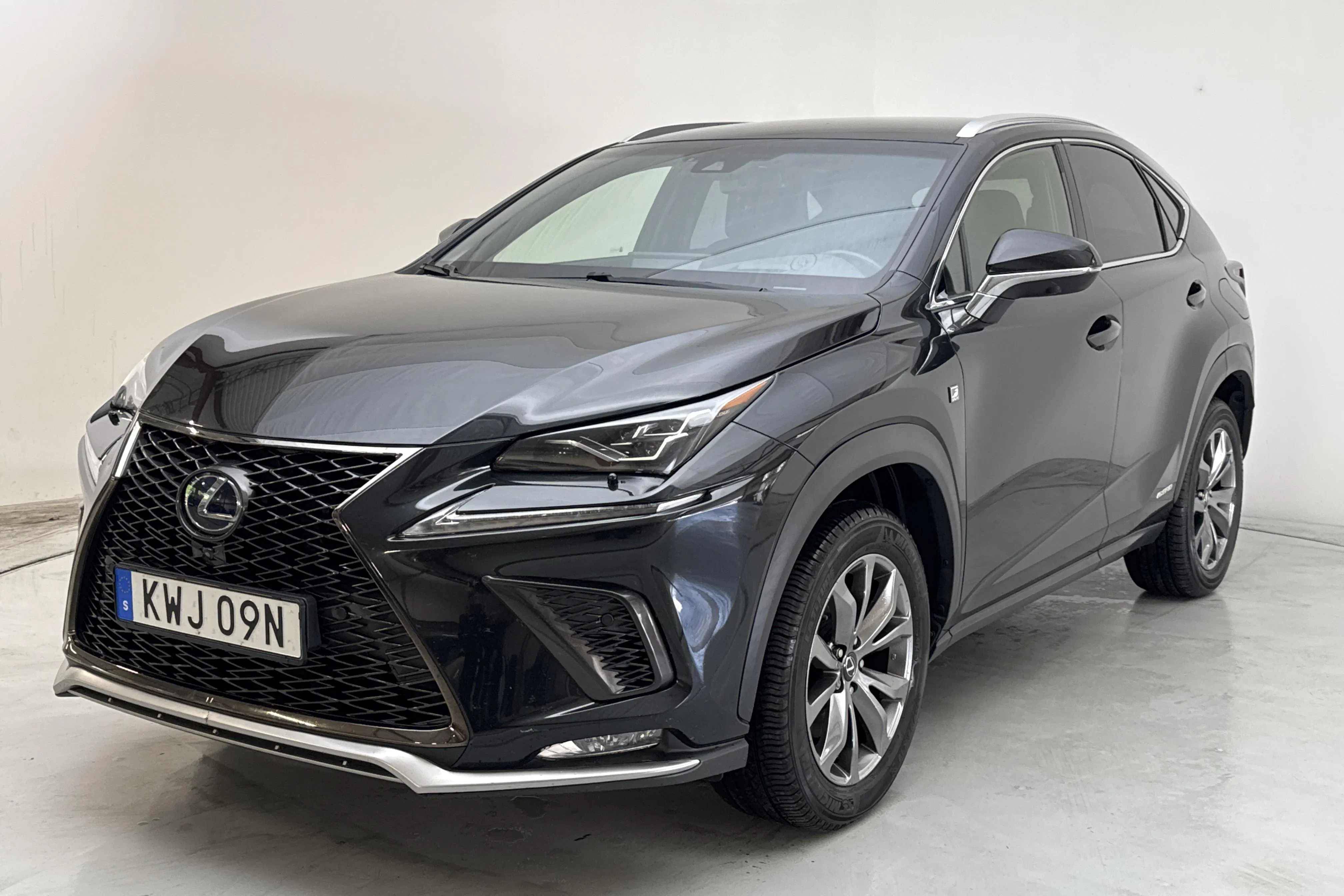 Presentationsfoto 1 av 15: Lexus NX 300h AWD (197hk) - 7 521 mil - Automat - svart - 2019