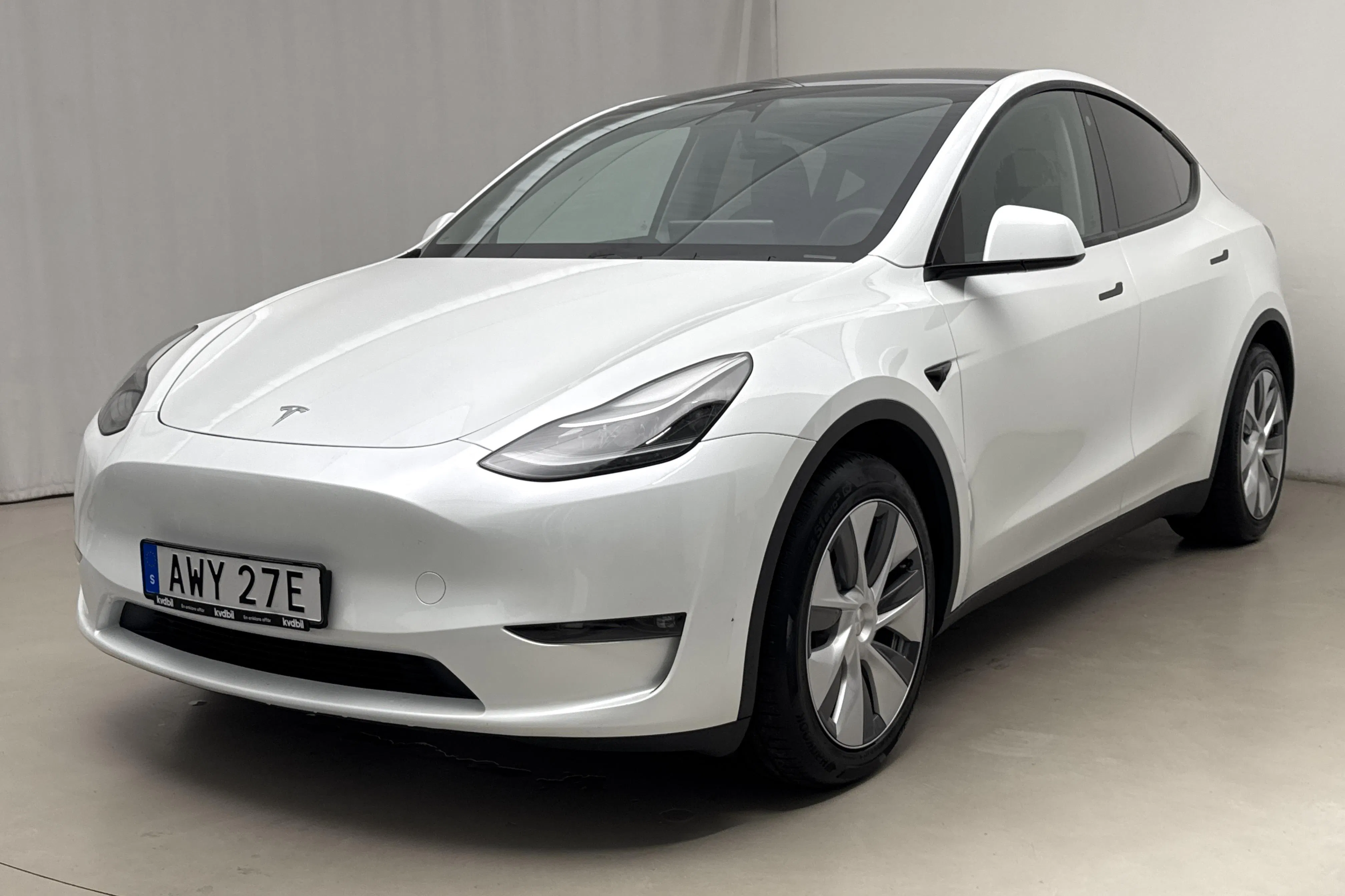 Presentation photo 1 of 24: Tesla Model Y Long Range Dual Motor AWD - 36 210 km - Automatic - white - 2023